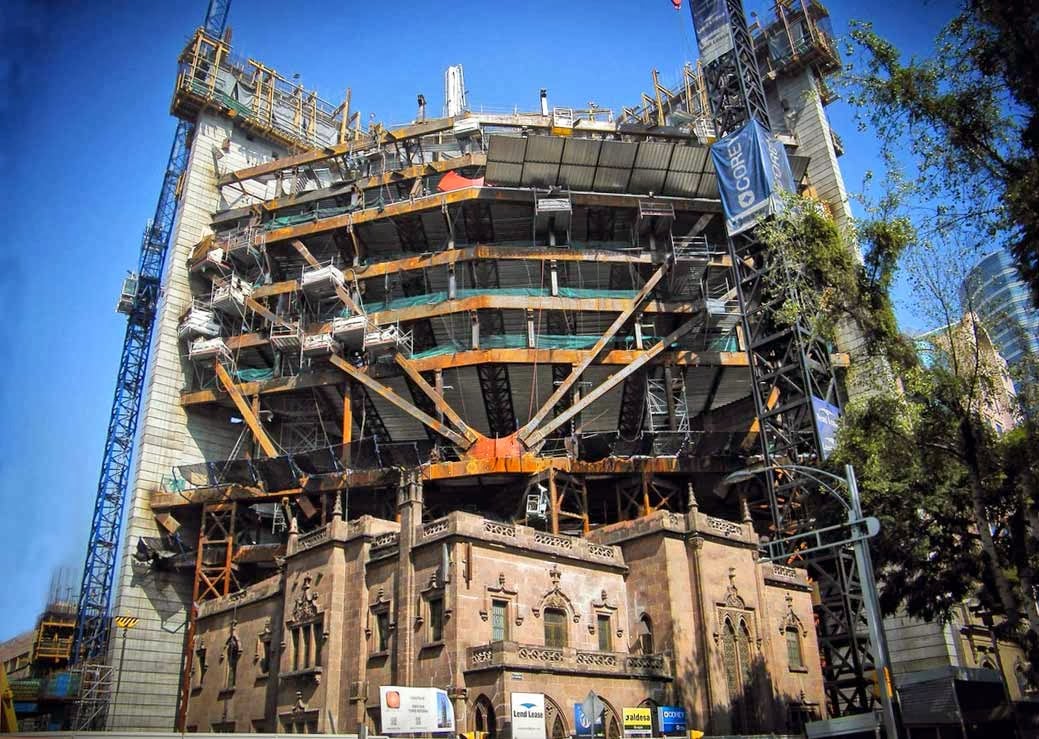 Durante los trabajos iniciales de construcción de la Torre Reforma, la casona rosa se mantuvo intacta junto al terreno en obra