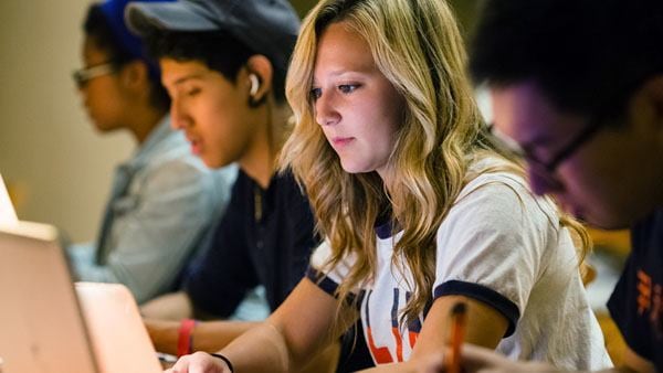 One Click College Admit es una iniciativa de admisión directa a instituciones públicas de Illinois, pero no ofrece ayuda financiera ni matrícula gratuita