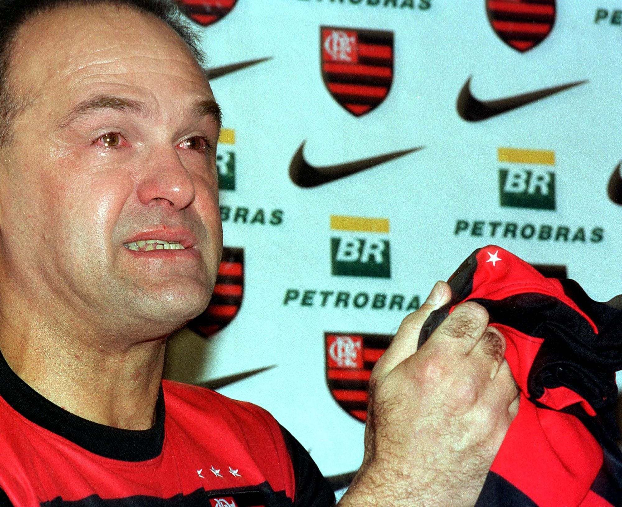 Oscar Schmidt, en ocasión de anunciar su retiro, en mayo de 2003 en Río de Janeiro.