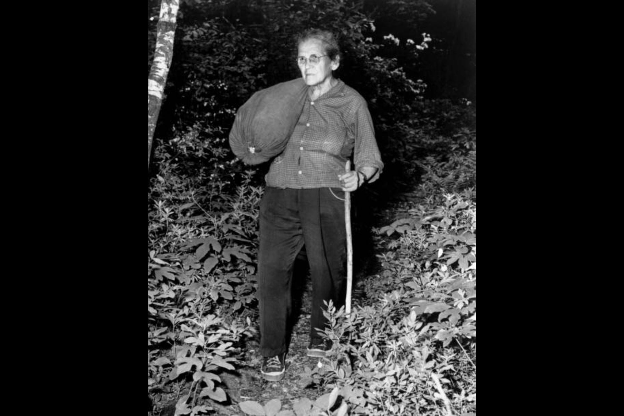 Emma Gatewood, que caminaba siempre en zapatillas comunes, cargaba con una mochila con una sábana, una cortina de baño y algunas pocas provisiones más