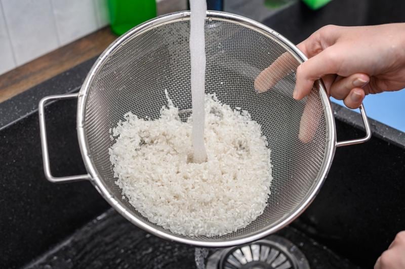 Lavar el arroz ayuda a reducir el contenido de microplásticos hasta en un 40%; pero no los elimina del todo
