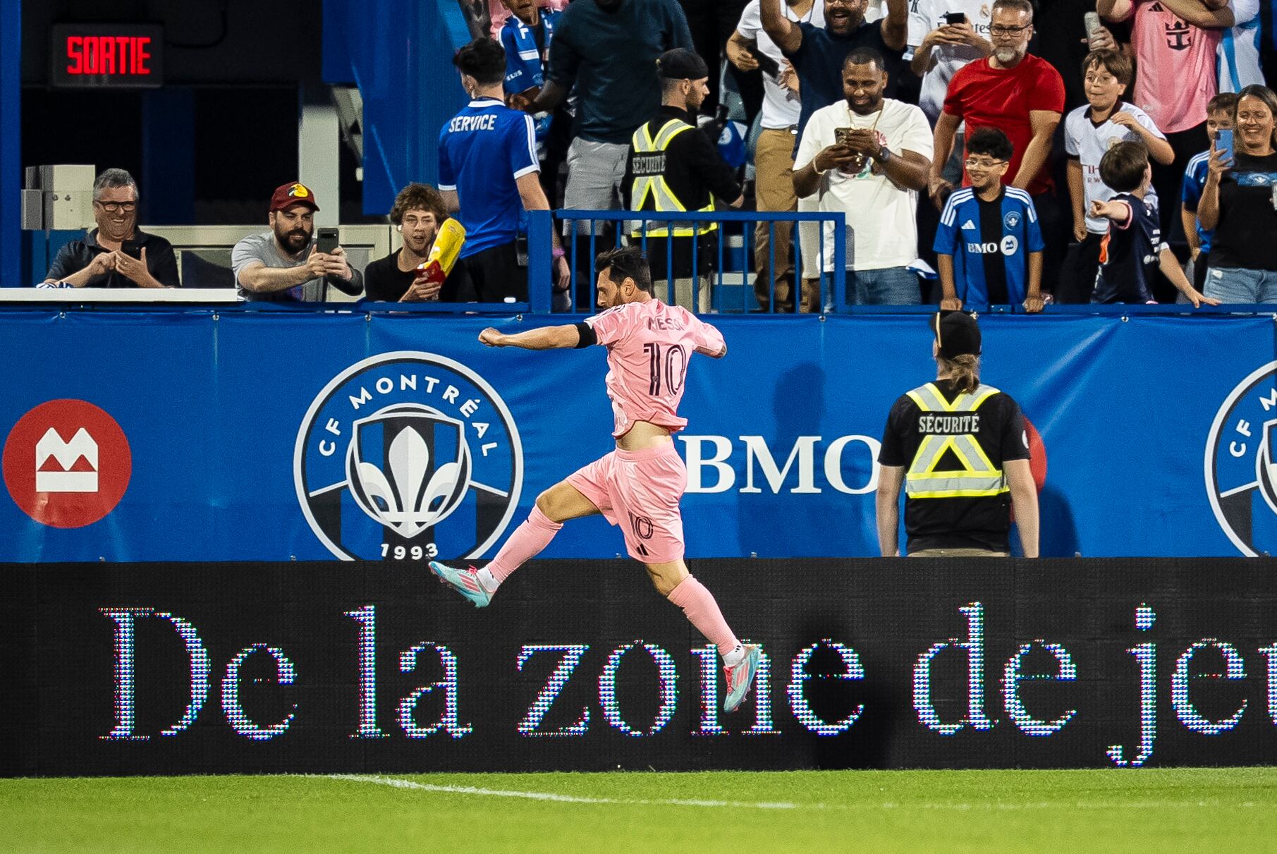 El argentino Lionel Messi, del Inter Miami, festeja su gol en el encuentro de la MLS ante Montreal