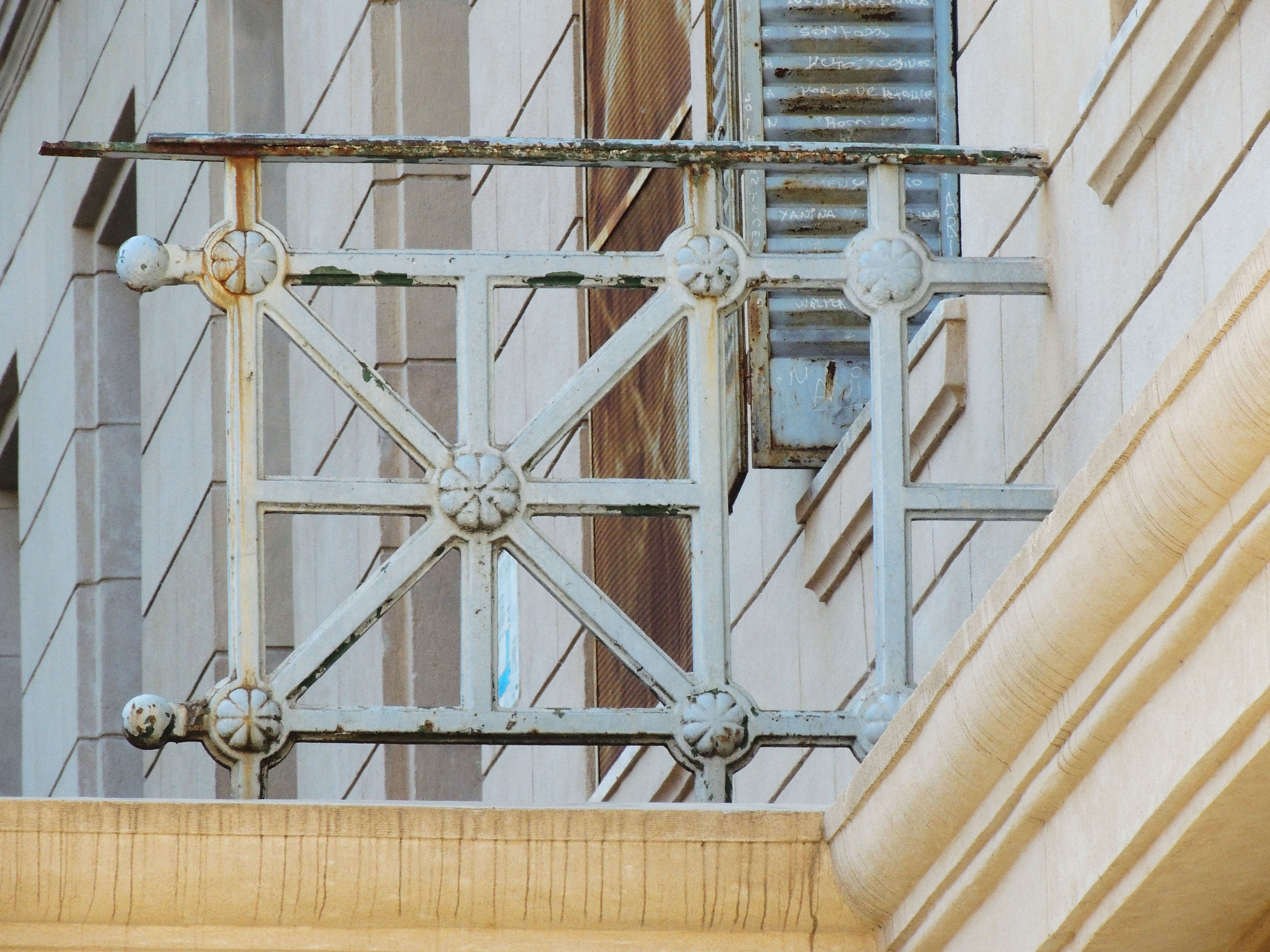 Vestigio de una valiosa reja de hierro forjado, pendiente de su restauración.
