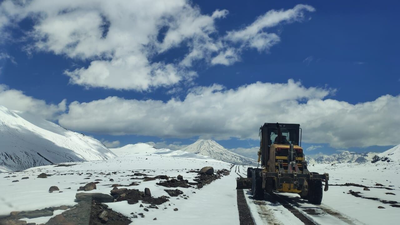 Nevadas inesperadas demoraron la apertura hasta que las máquinas viales despejaron el complejo trayecto
