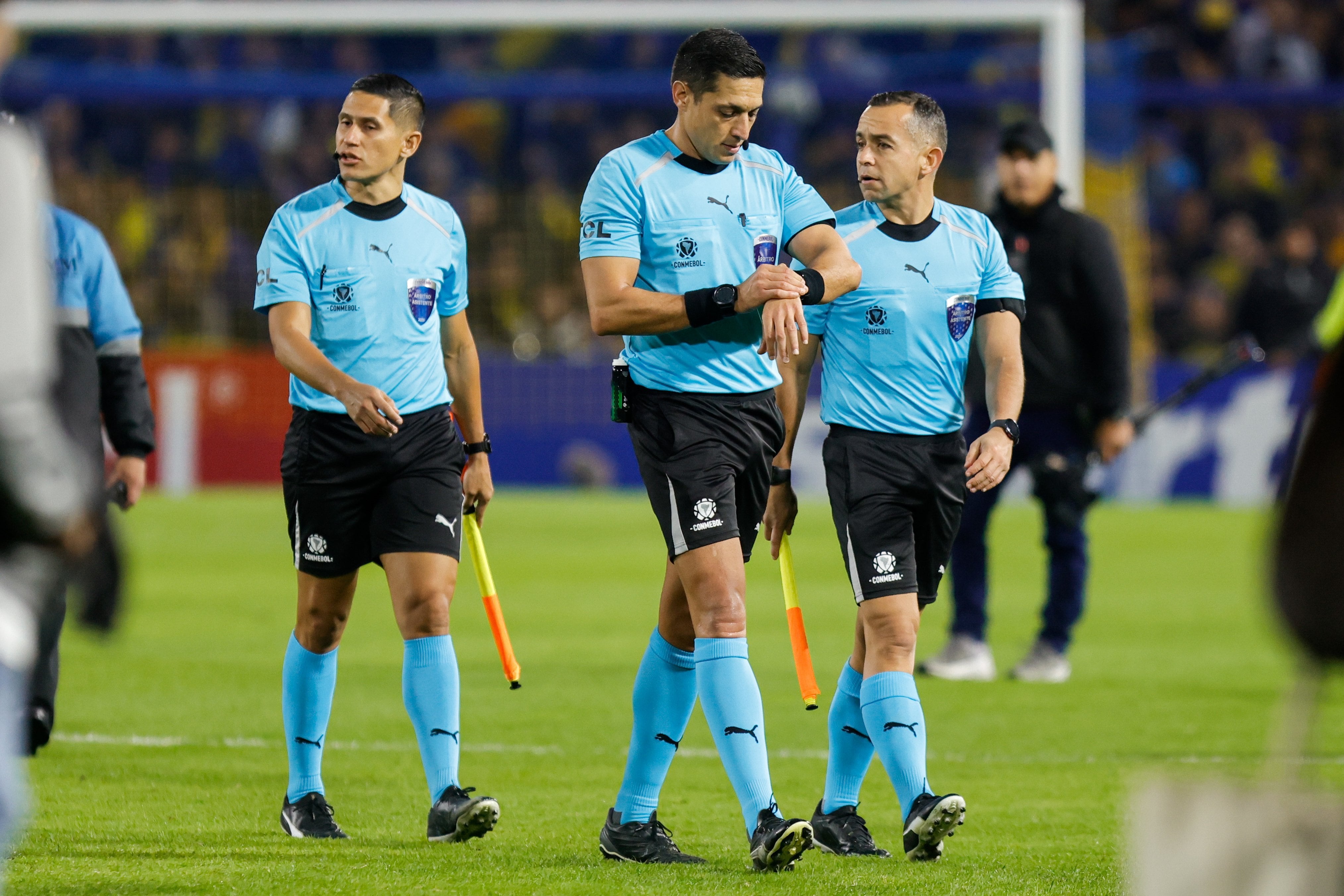 El árbitro junto con los líneas se retiran tras el final del partido