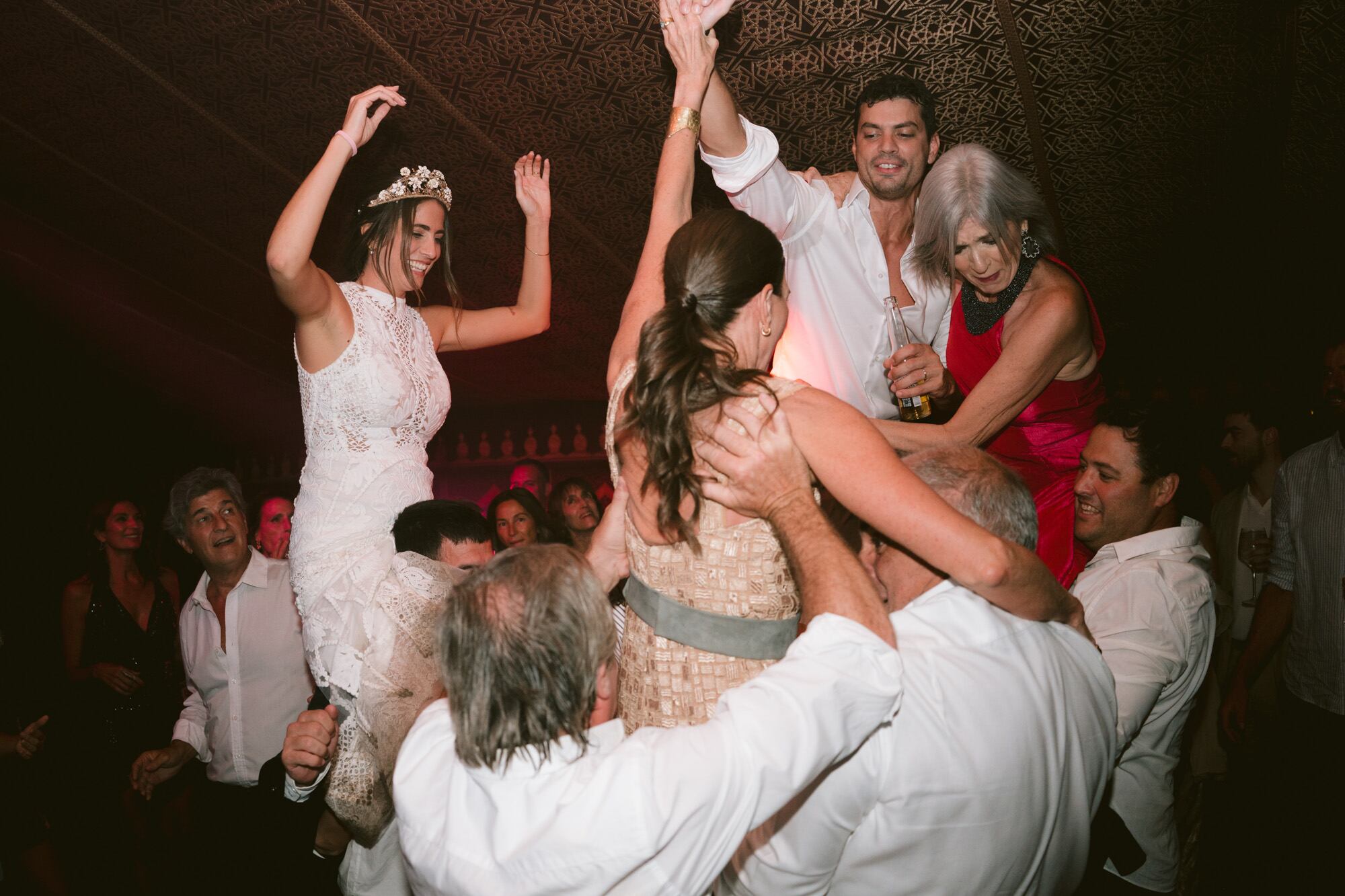 Las madrinas demostraron tener toda la onda y bailaron en andas, como sus hijos.