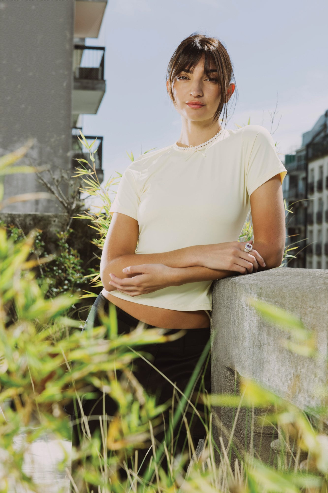 Mientras se prepara para
instalarse en su nuevo
hogar, Paloma posa
en el balcón de la casa
de su mamá, Mariana
Arias. “Ahora estoy muy
enfocada en armar mi
casa y disfrutar de ese
momento”, cuenta