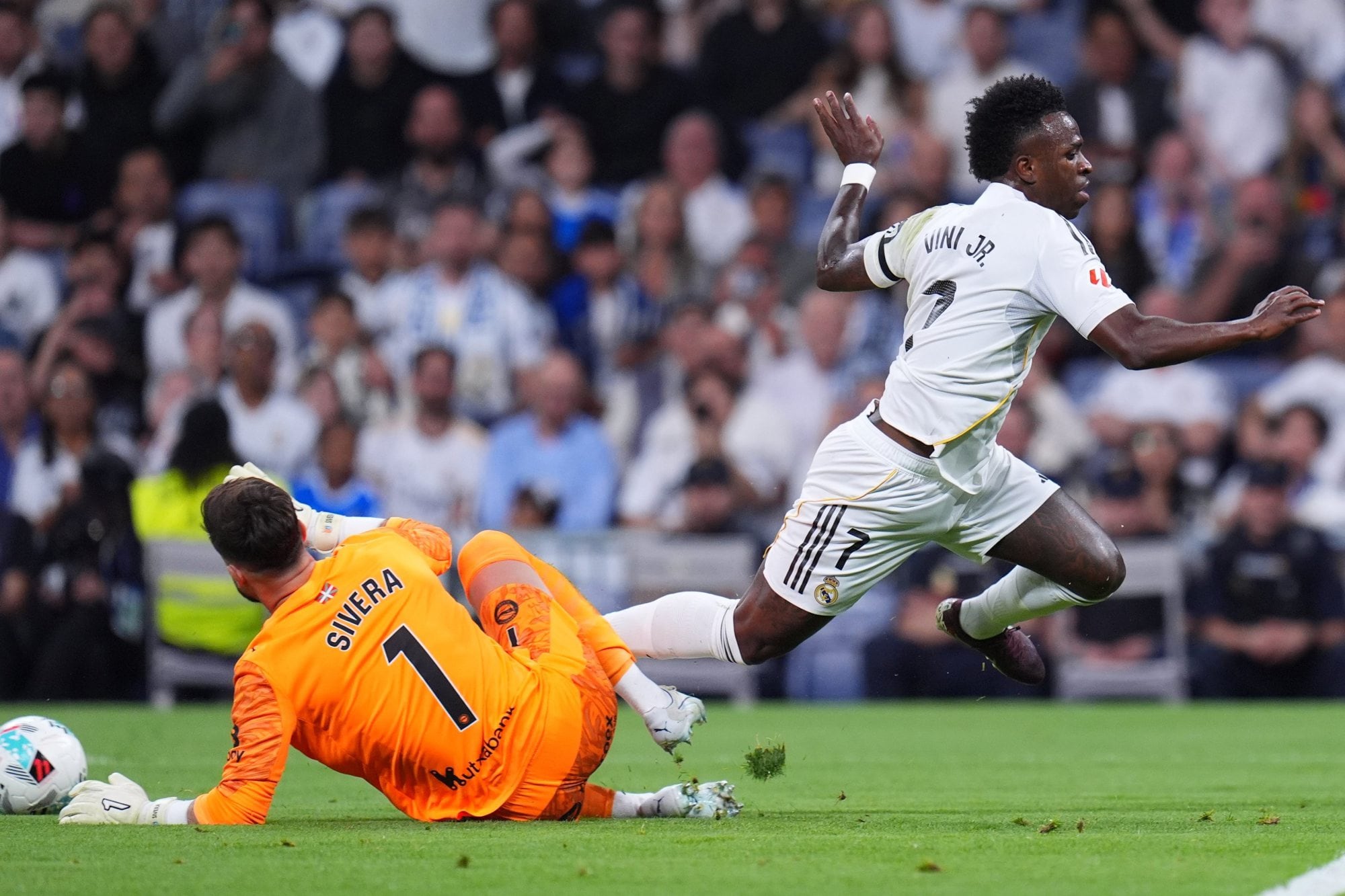 Antonio Sivera, una de las figuras del partido, impide que avance Vinicius rumbo al gol; el delantero de Real Madrid tendría revancha más tarde