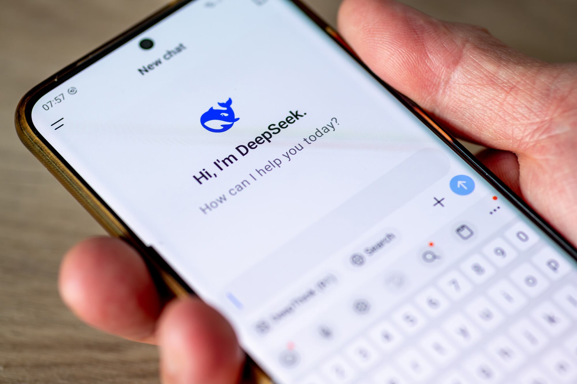 Nvidia ha superado las estimaciones en los últimos nueve trimestres, lo que refuerza las expectativas positivas, aunque la competencia de DeepSeek, con una IA más económica, plantea dudas sobre su modelo de negocio