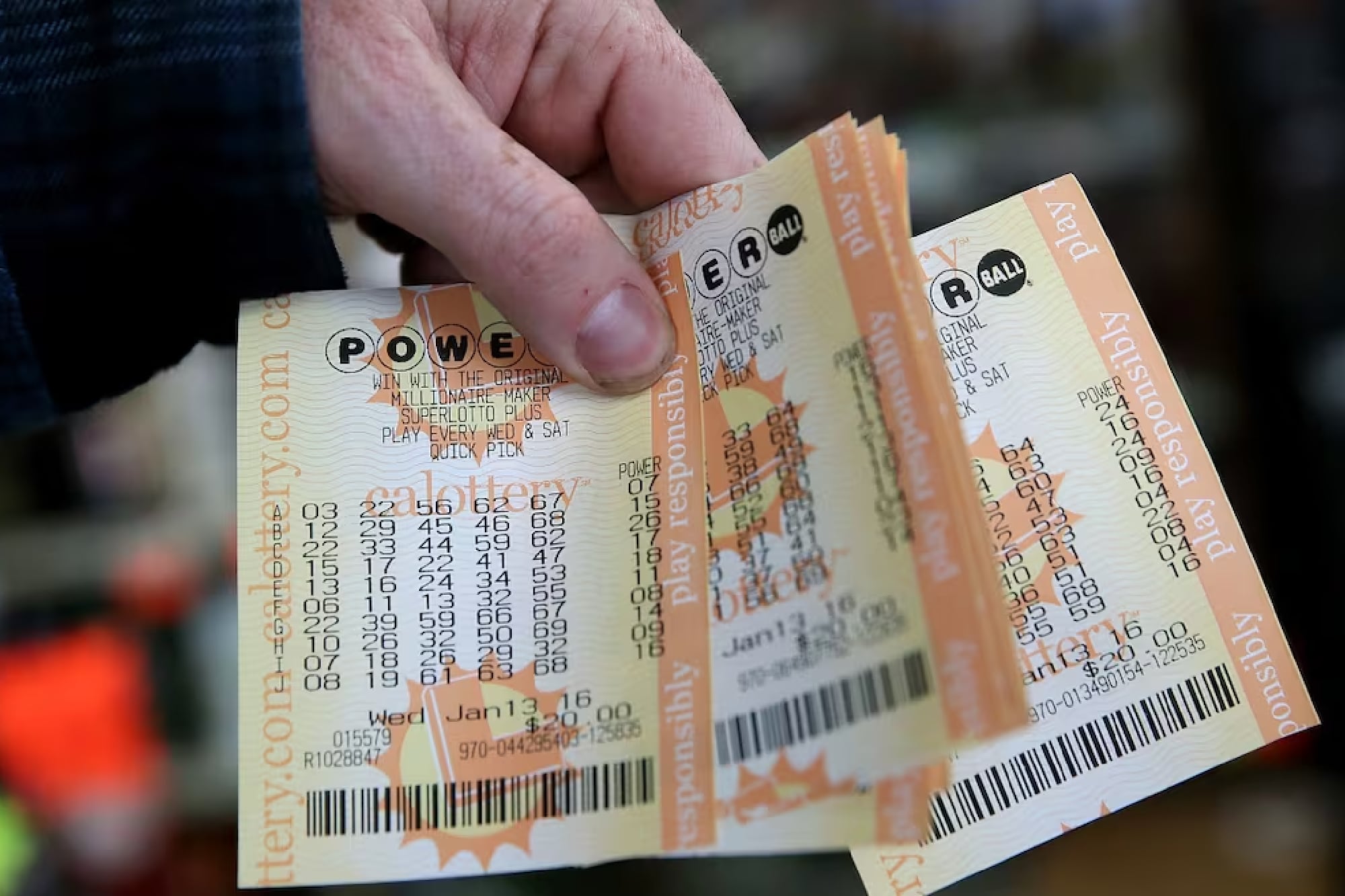 Cada jugada básica de Powerball cuesta US$2