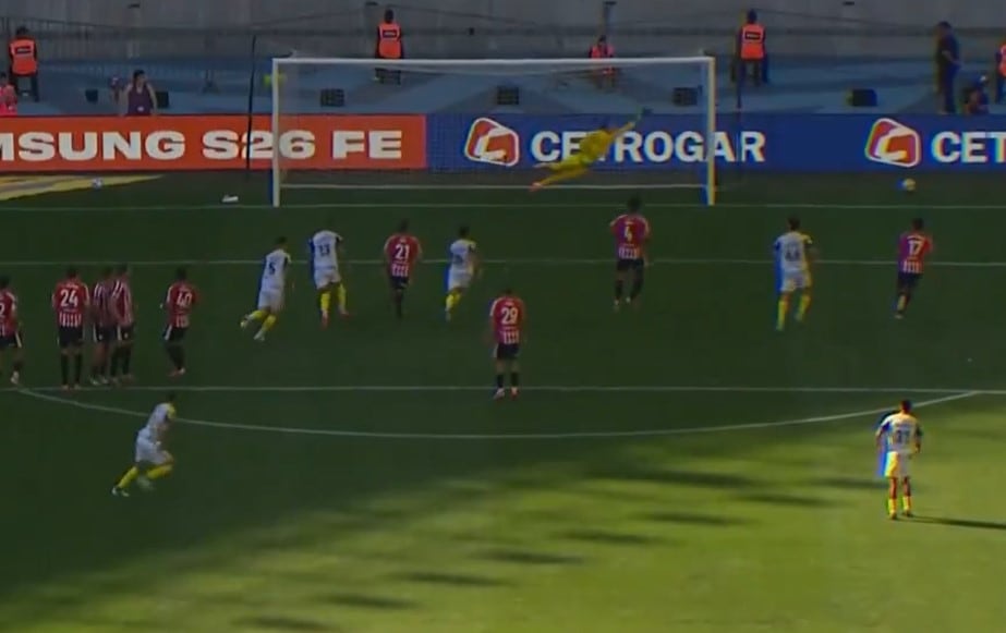 Estudiantes encontró el gol en su primer ataque ante Rosario Central, pero Ángel Di María respondió con un golazo de tiro libre