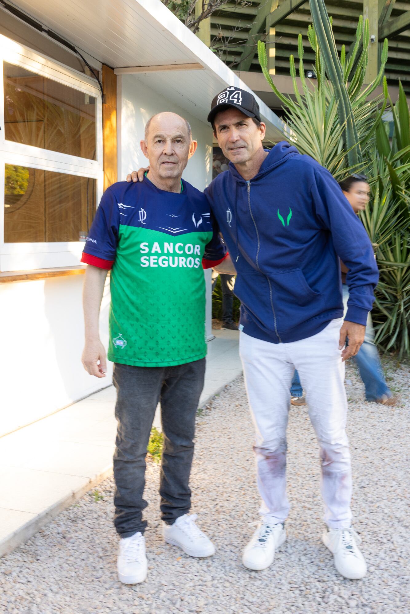 Antes de salir a la cancha, Adolfito Cambiaso posó con el ex futbolista Ricardo Bochini que, tal como se ve, alentó al team del recordman