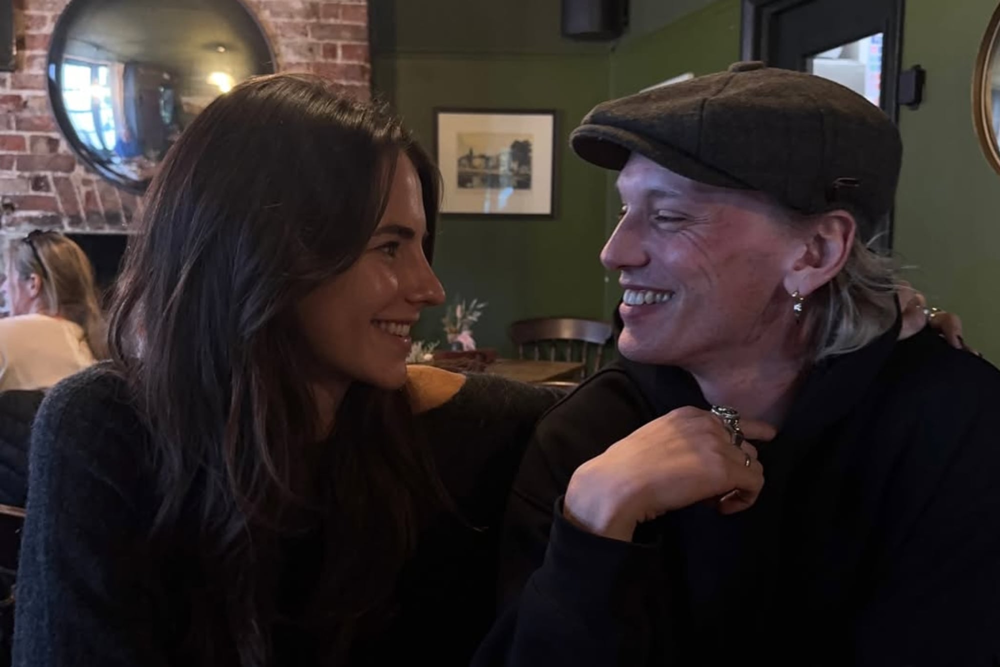 Actualmente, el británico está en pareja con la influencer Elena Setareh Taber (Foto: Instagram @elenataber)