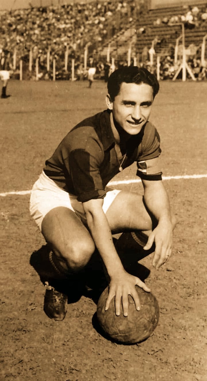 José Francisco Sanfilippo, con estampa de goleador: la camiseta de San Lorenzo, la cinta de capitán y la pelota