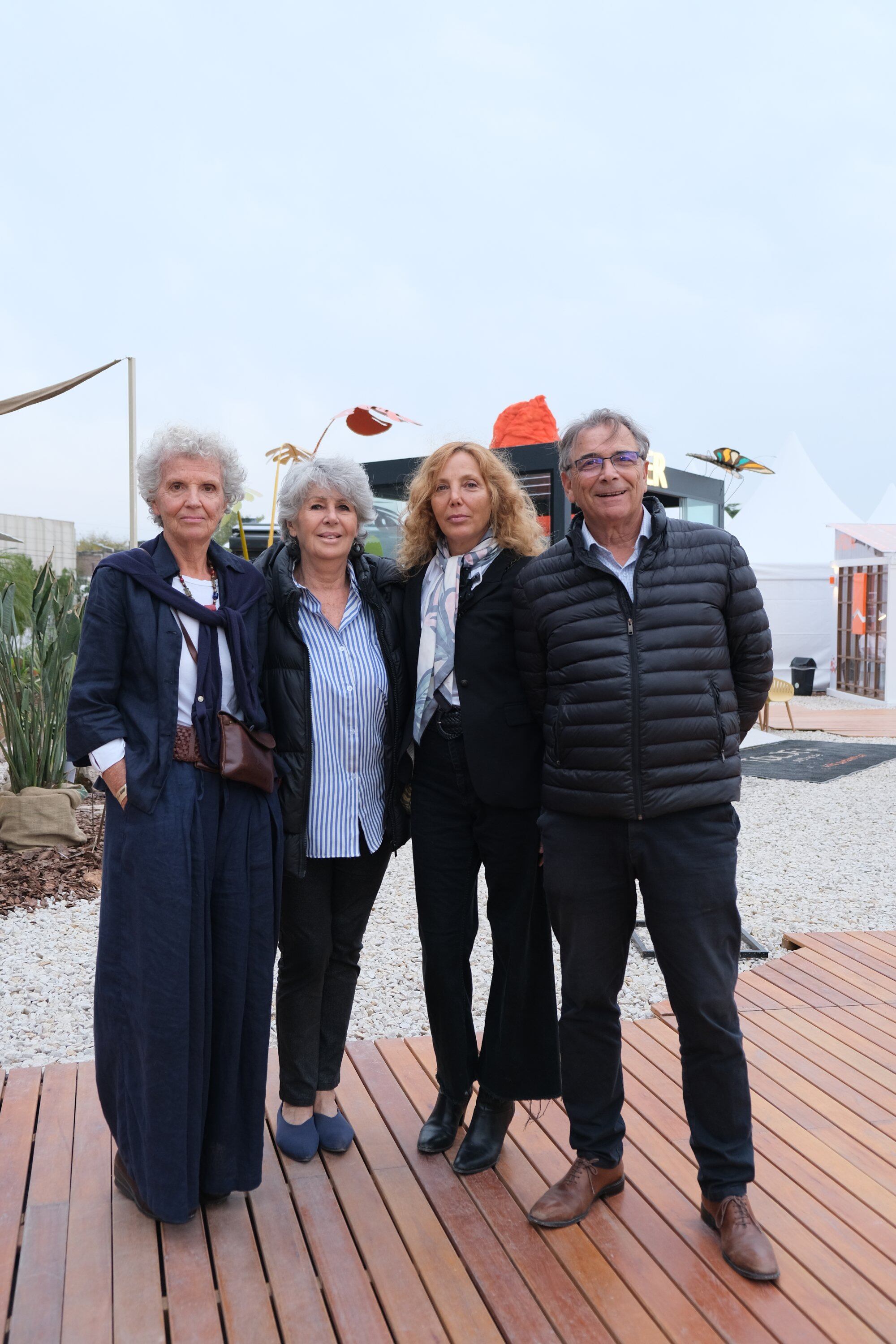 Ricardo Lanín, a cargo del departamento de Hotelería de Fontenla, junto con su mujer y amigas arquitectas que se acercaron a conocer las novedades de diseño.