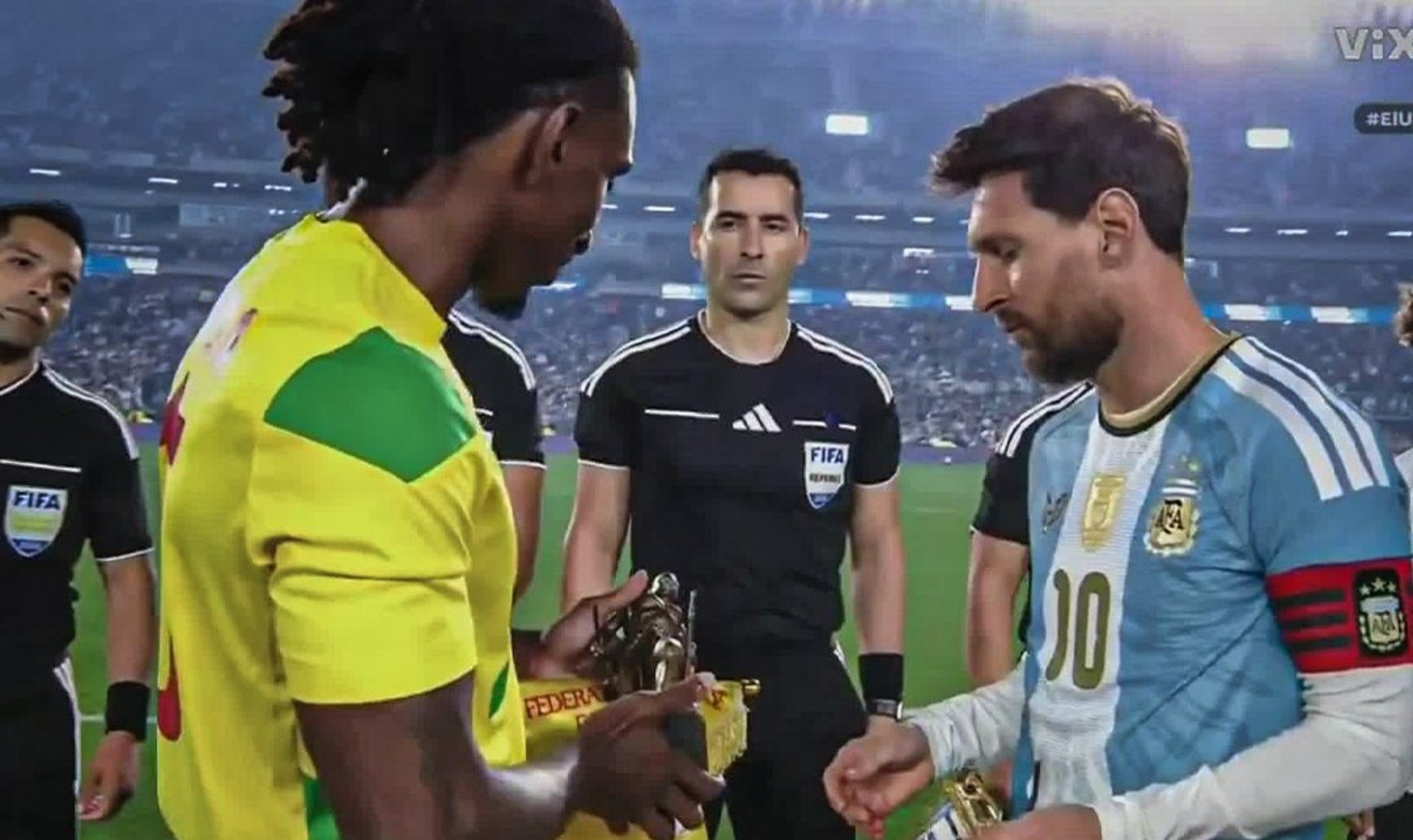 El capitán de Benín le entregó a Messi como regalo una estatuilla de una guerrera Amazonas de Dahomey