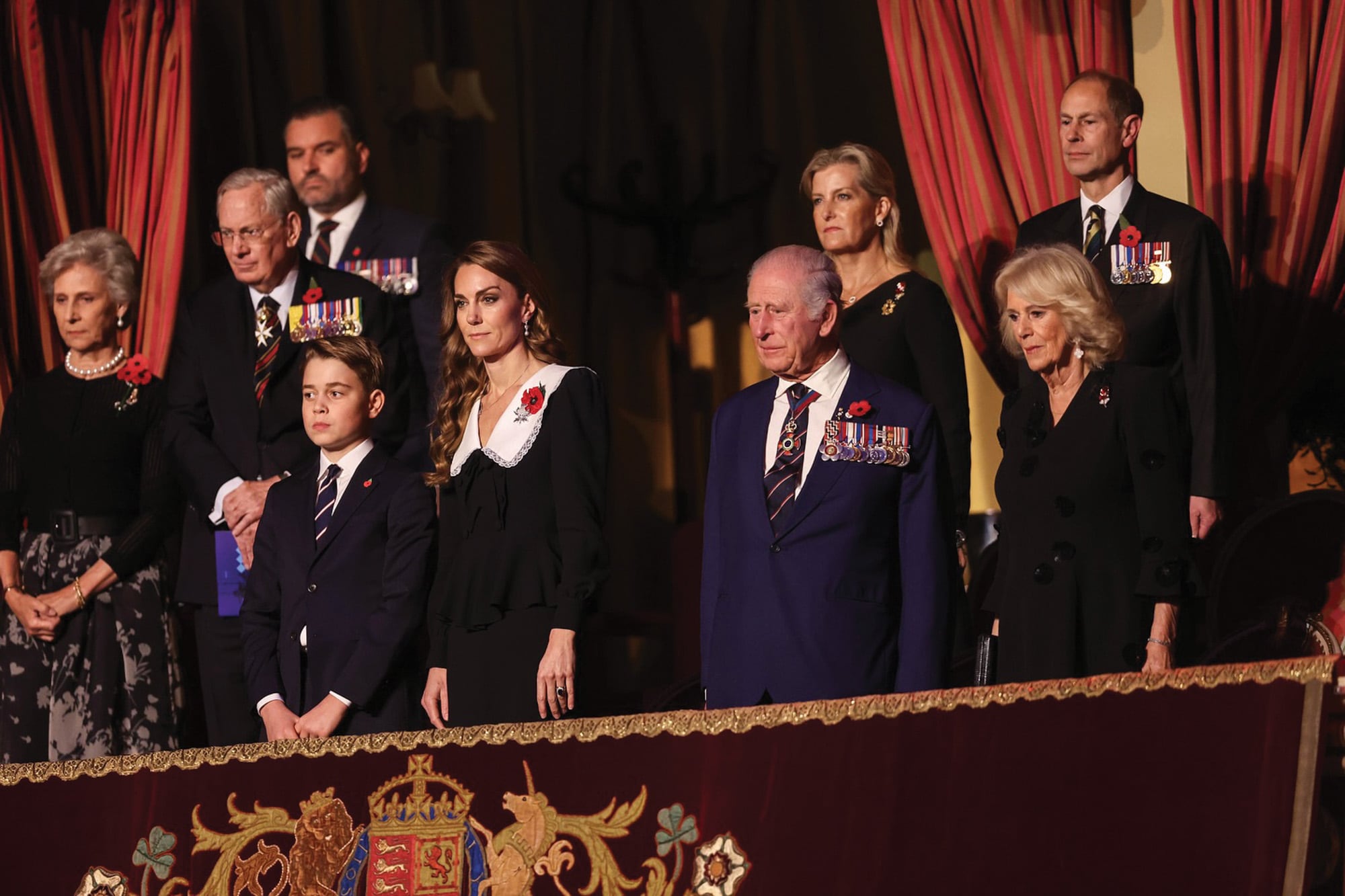 Junto con algunos miembros de la familia real, Carlos asistió al Festival of Remembrance, un evento que se realizó en el Royal Albert Hall de Londres para homenajear a los caídos de la Real Legión Británica en el 80.° aniversario del fin de la Segunda Guerra Mundial. De izquierda a derecha: el príncipe George, Kate y la reina Camilla; atrás, Sophie, la duquesa de Edimburgo, y Edward, duque de Gloucester