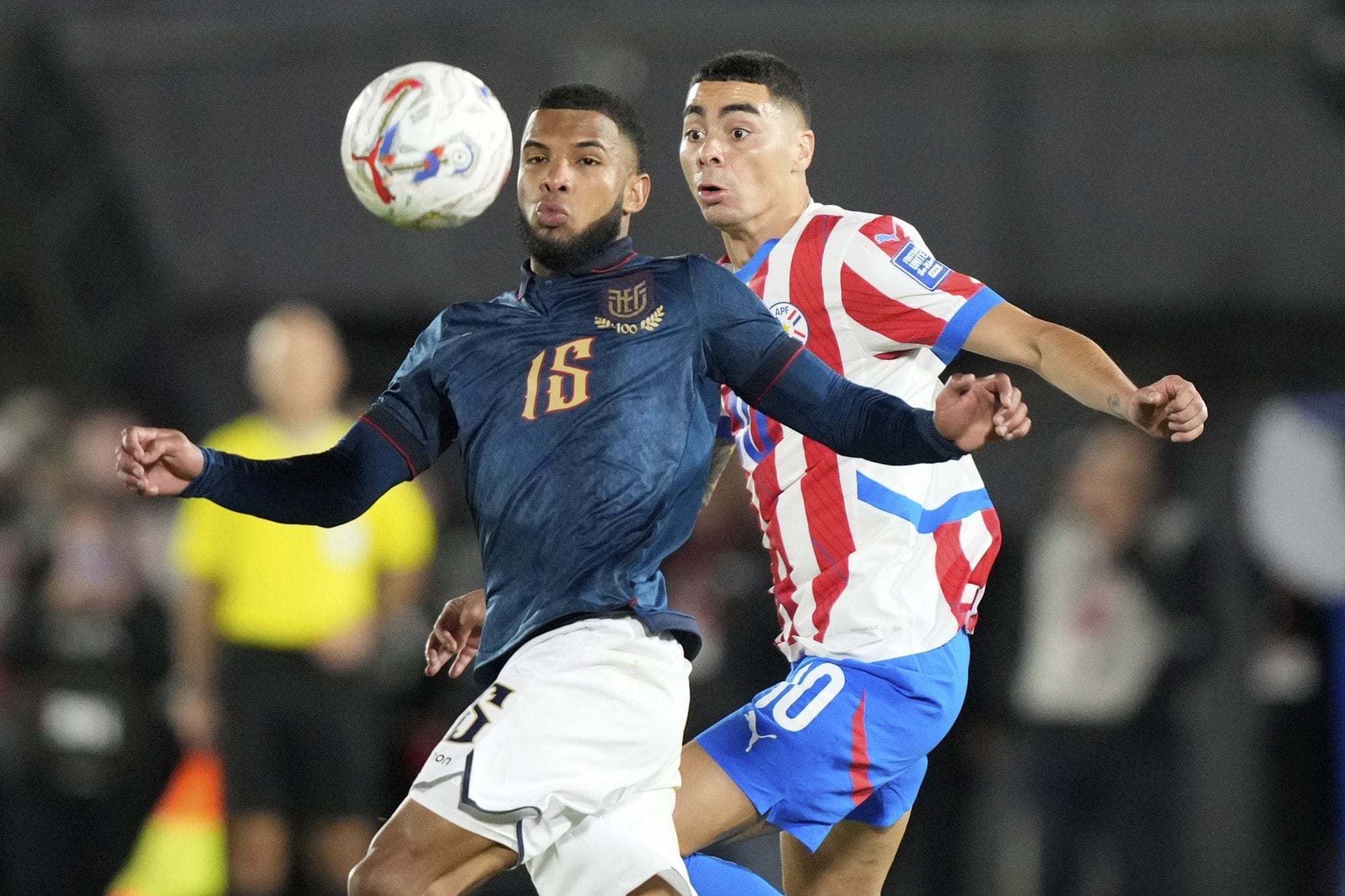 El defensa #15 de Paraguay, Gustavo Gómez (izq.), y el mediocampista #15 de Ecuador, Pedro Vite, disputan el balón durante el partido de las eliminatorias sudamericanas para la Copa Mundial de la FIFA 2026 entre Paraguay y Ecuador en el estadio Defensores del Chaco en Asunción