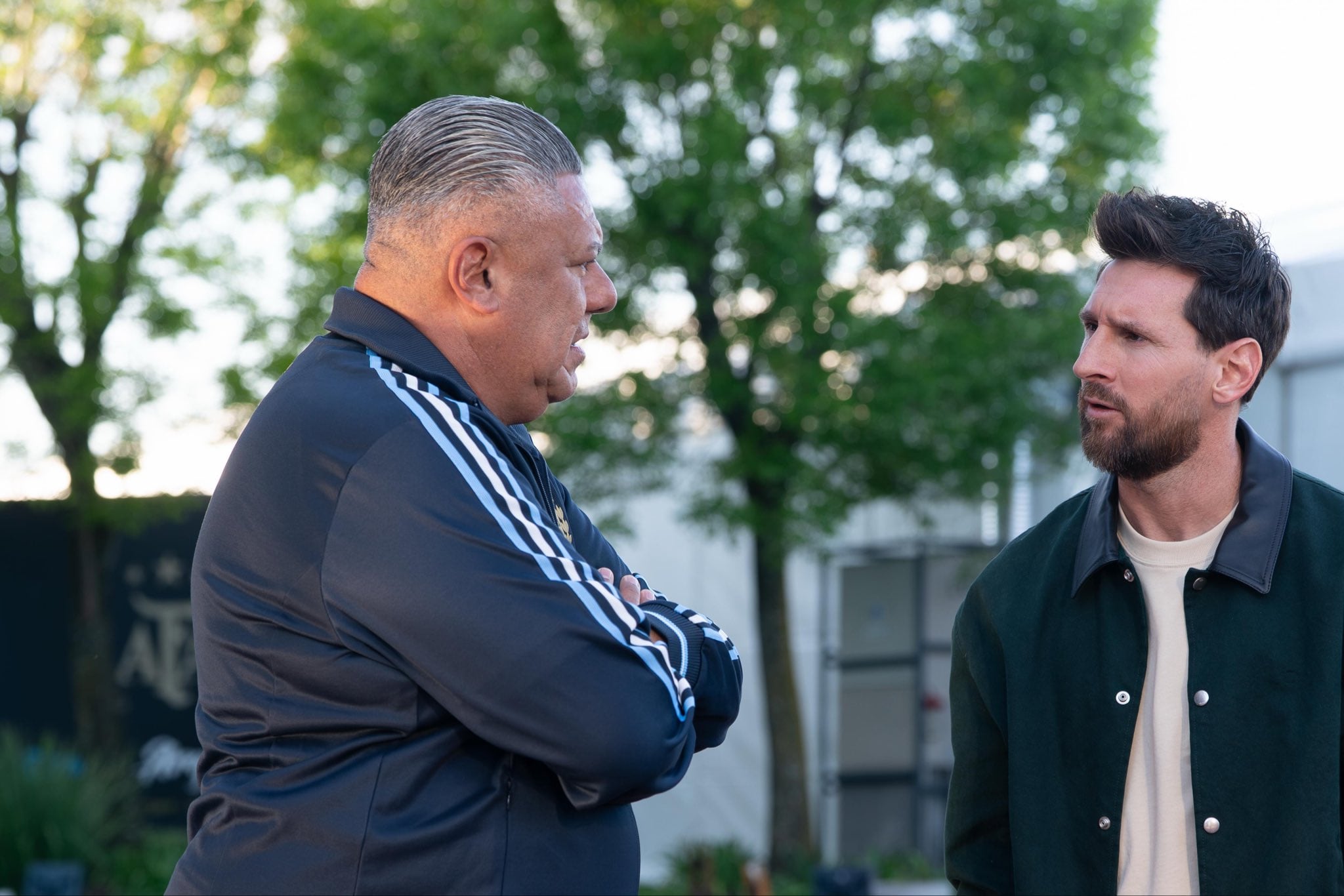 Lionel Messi charlando con Claudio Tapia, presidente de la AFA, en su llegada al predio de Ezeiza