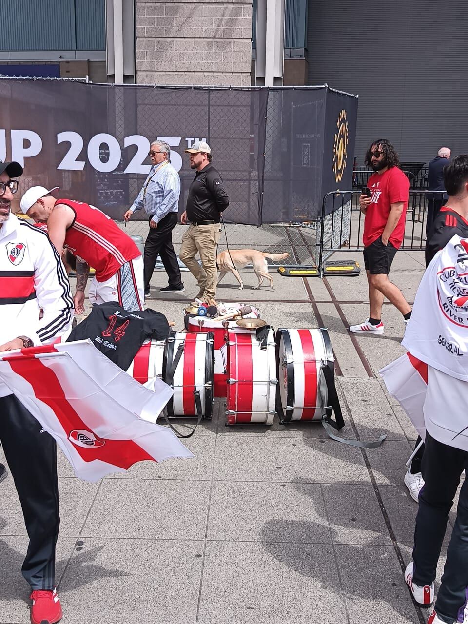 Los fanáticos de River en las afueras del Lumen Field