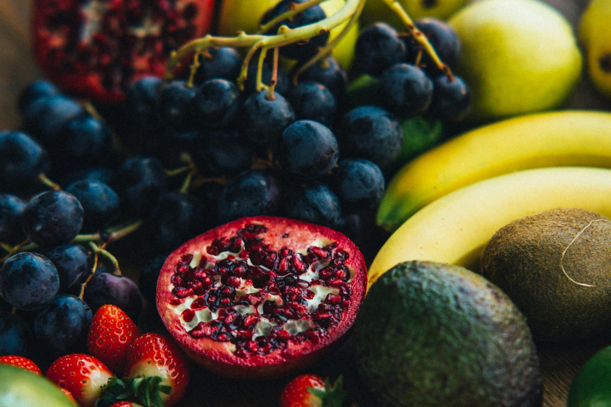 El potasio se puede encontrar en frutas como banana, naranja, melón, sandía, ciruelas, kiwi, pasas y manzana