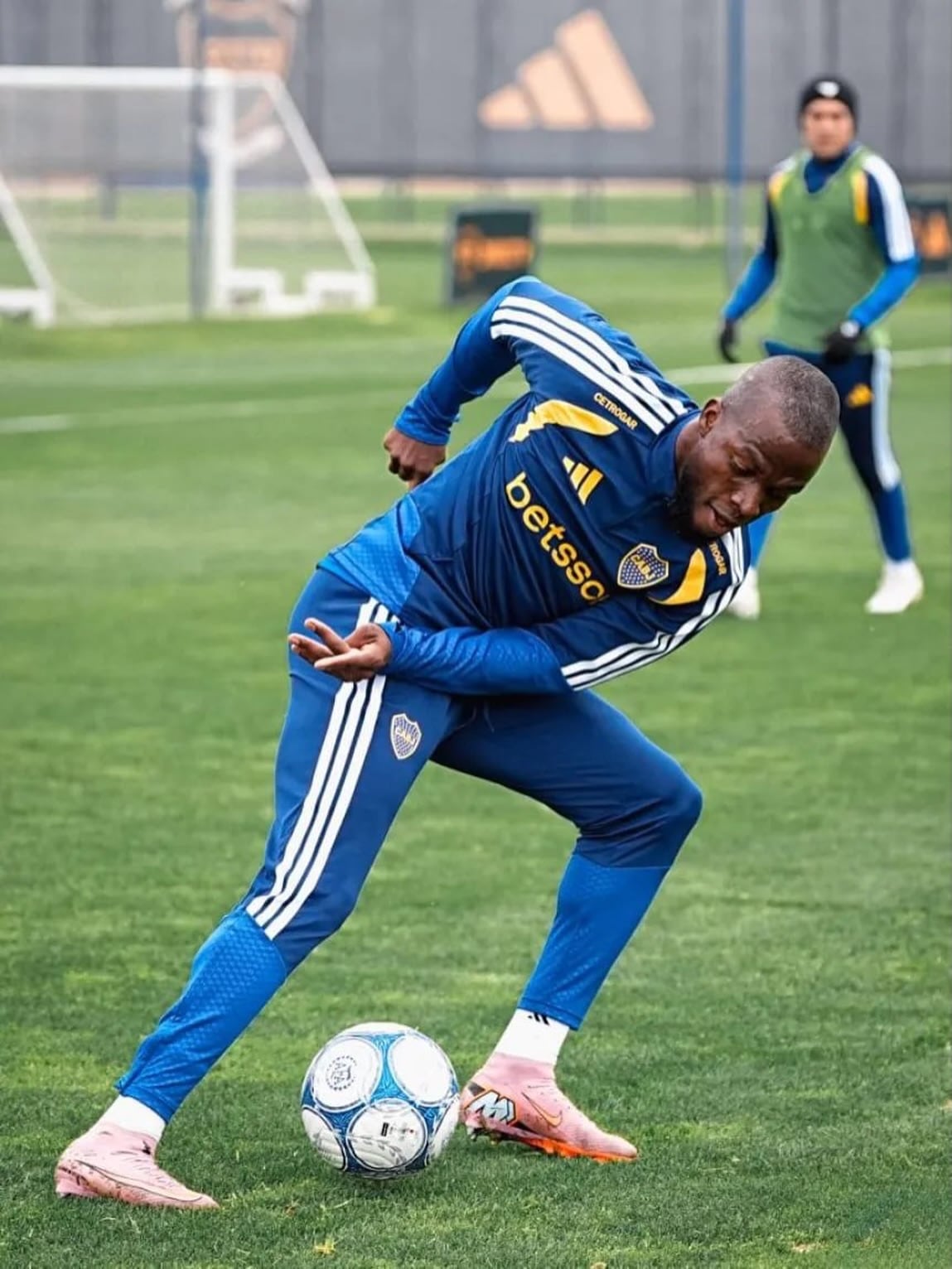 Enner Valencia busca ponerse a punto para empezar a sumar minutos y tiene chances de viajar a Asunción