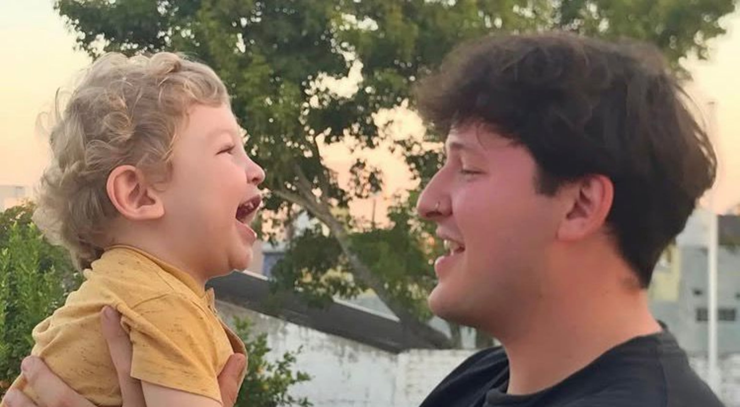Sonriendo con su papá.