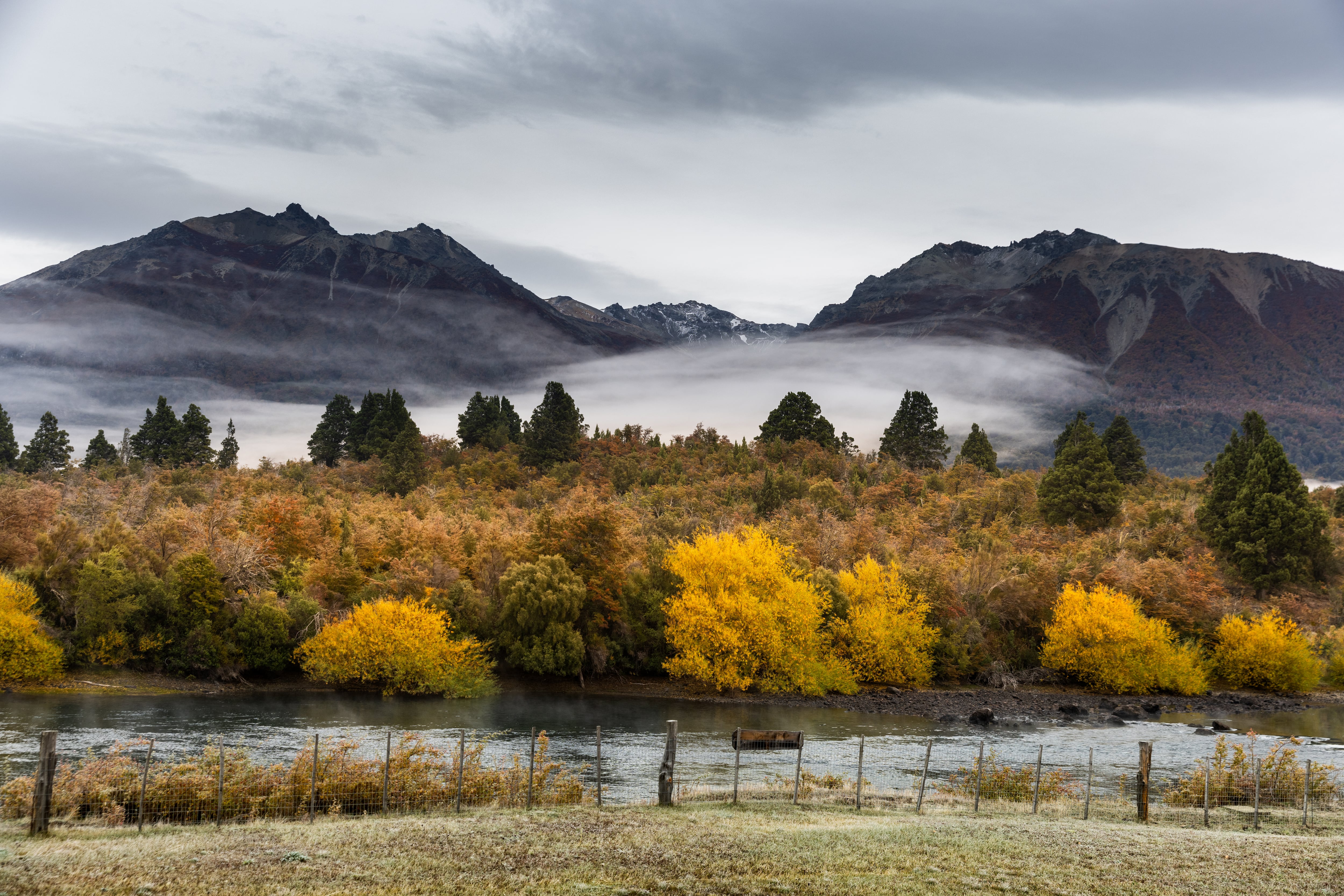 El paisaje del río Carrileufú y las montañas que se ve desde la habitaciones