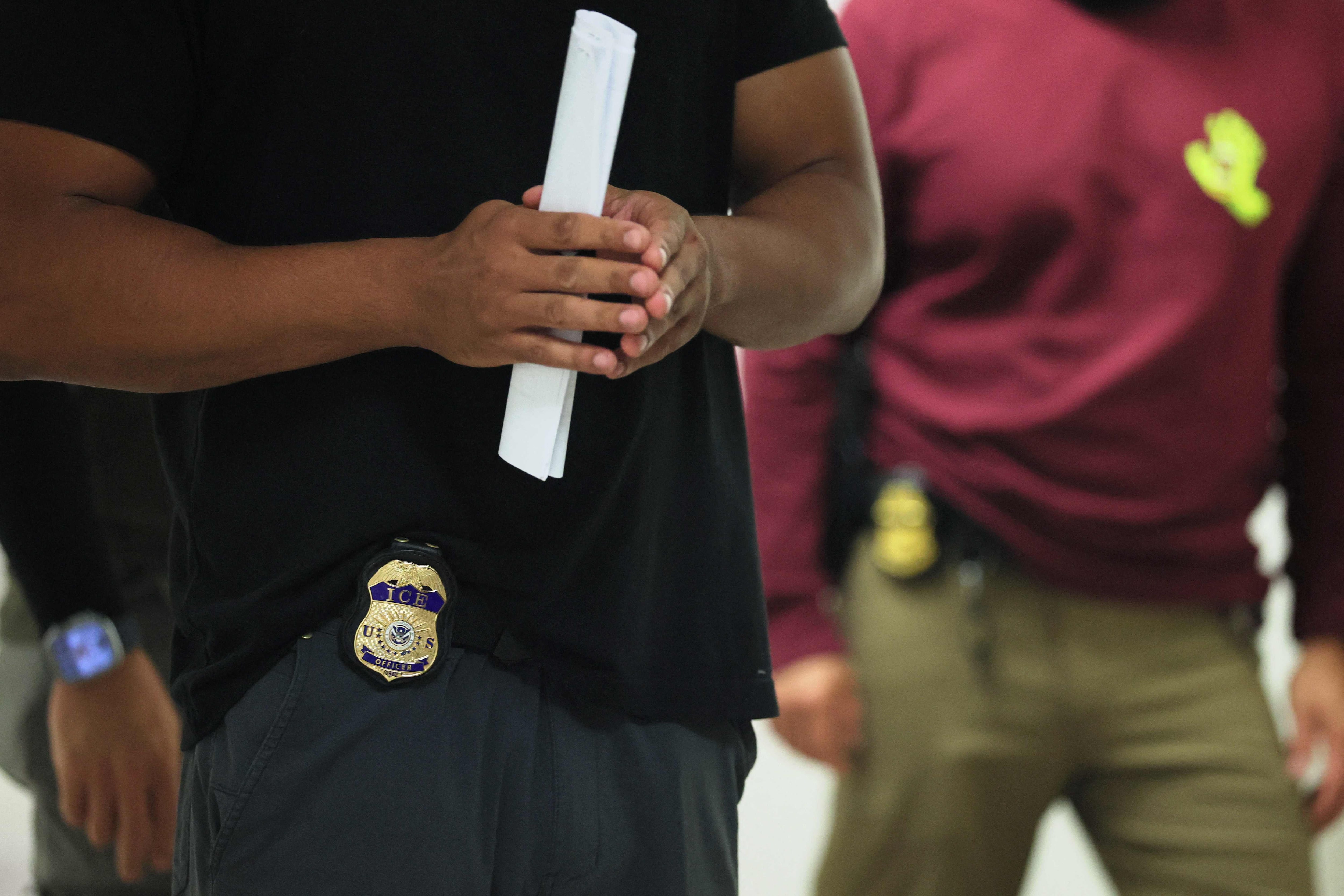 Uno de los puntos más innovadores de la SB 294 es la obligación de notificar a un contacto de emergencia si un trabajador es arrestado en el lugar de empleo