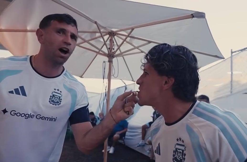 Dibu y Giuliano probaron la carne antes que sus compañeros (Foto: @chiquitapia)