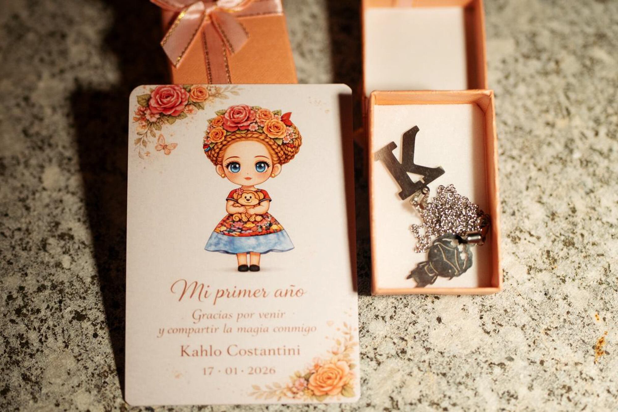 Los invitados se llevaron como souvenir una cadenita de plata con dos dijes: una letra “K” y una pequeña muñeca Frida Kahlo