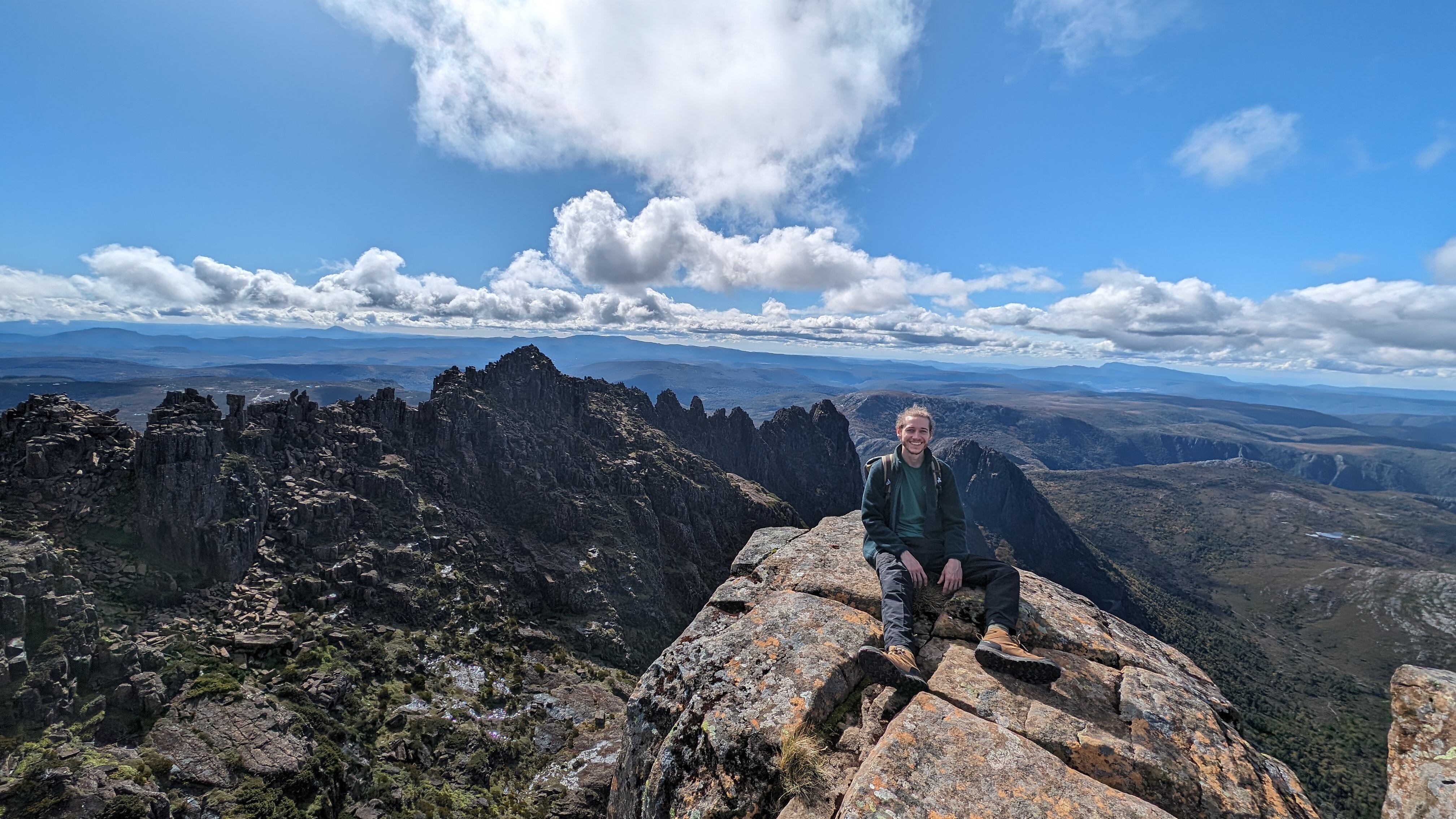 “Tenía muchas ganas de volver, sentía que tenía muchas cosas pendientes, ahora estoy enfrentándome con muchas de ellas, me di cuenta de que al irme había escapado de muchas cosas que, en cierta manera, eran las que me habían empujado a irme: conflictos, relaciones, traumas, miedos”.