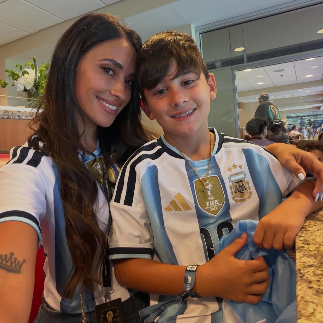 La familia se lució con las camisetas albicelestes y, si siguen la cábala, van a usarlas en todos los partidos que juegue la Argentina (Foto: Instagram @antonelaroccuzzo)