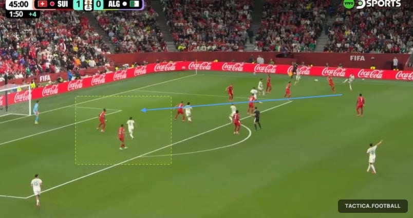 Un centro con zurda desde la derecha al punto penal que casi terminó en gol de Argelia