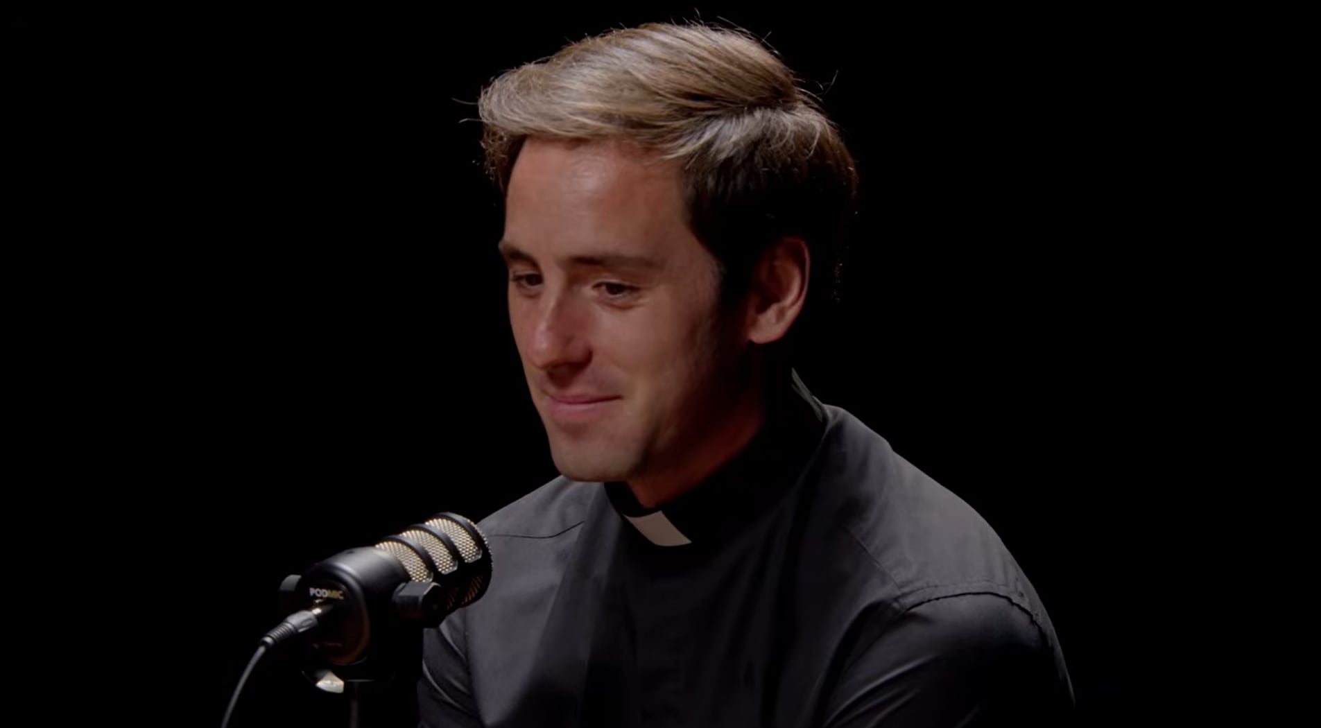El sacerdote español dijo que no se priva de decir si una mujer le parece linda, pero lo hace con moderación