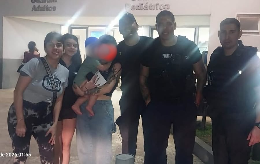 Milo y su familia junto a los efectivos de la Patrulla Municipal de San Isidro