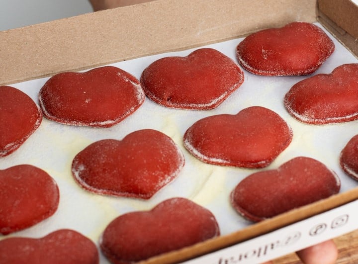 Ideales para un regalo o una cena romántica, los corazonettis llevan tomate seco, muzarella y almendra tostada