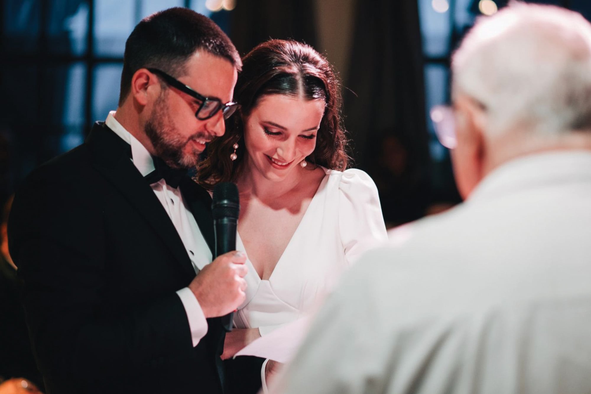 Rocío y Damián –que tiene una banda llamada
Basta Damián, con la que se presentó hace poco en el bar The Roxy– no fueron los únicos que hablaron durante este tramo de la ceremonia. Las palabras que Joaquín Galán, tío de Rocío, les dedicó a la pareja conmovieron a todos