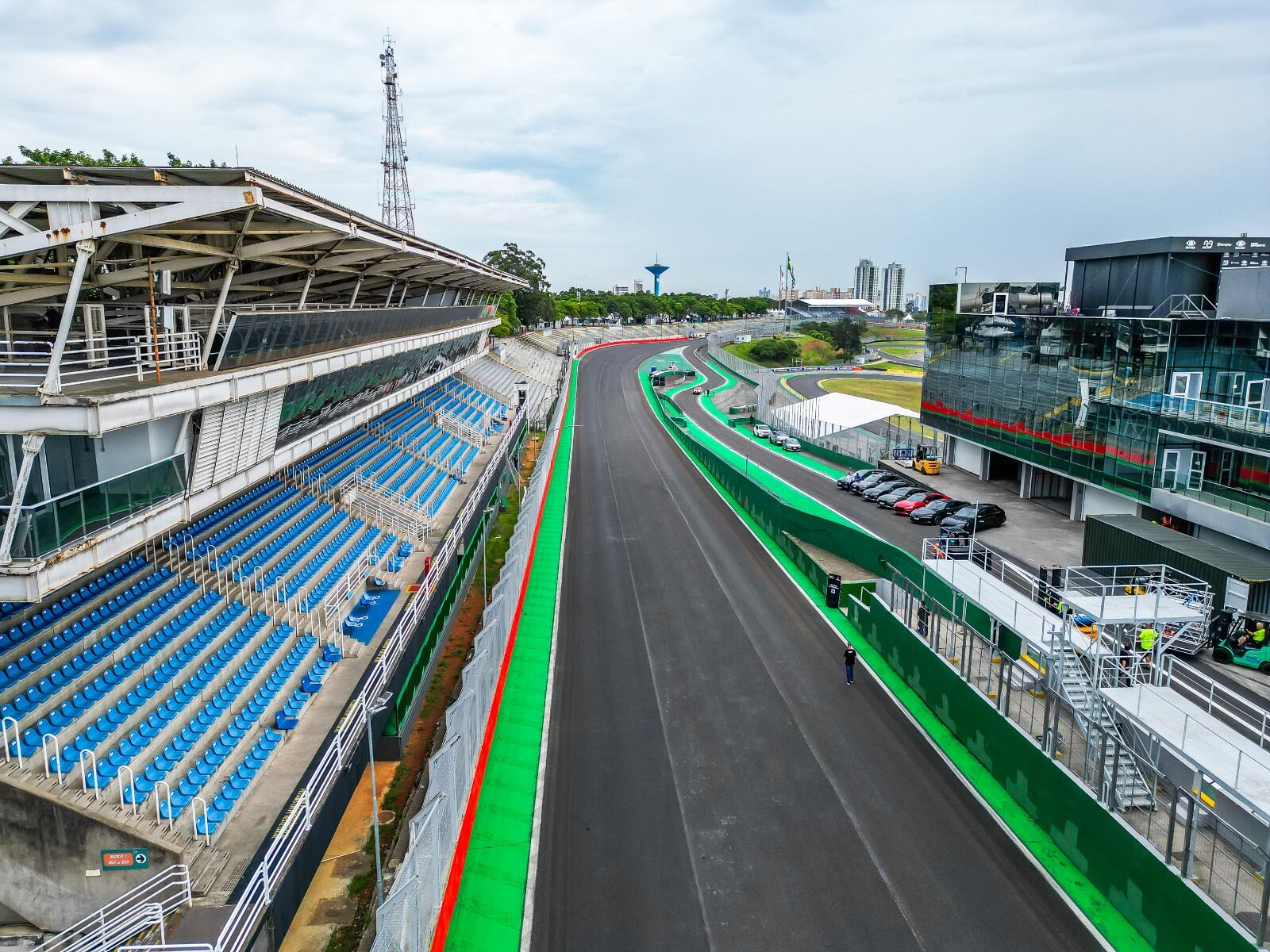 La recta principal y vista del paddock del circuito de Interlagos de Brasil
