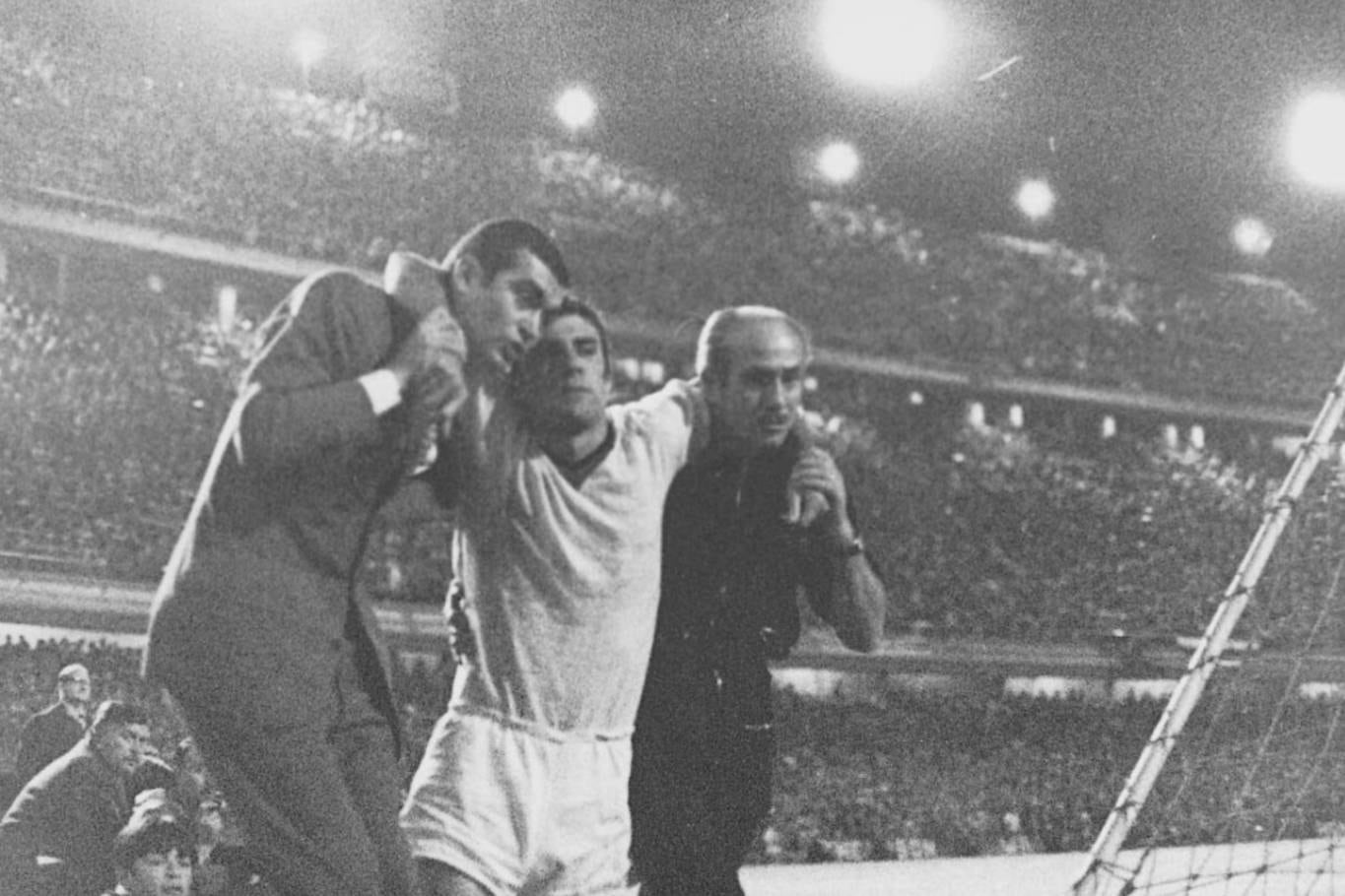 Algunos jugadores de Milan debieron salir con asistencia del campo de juego