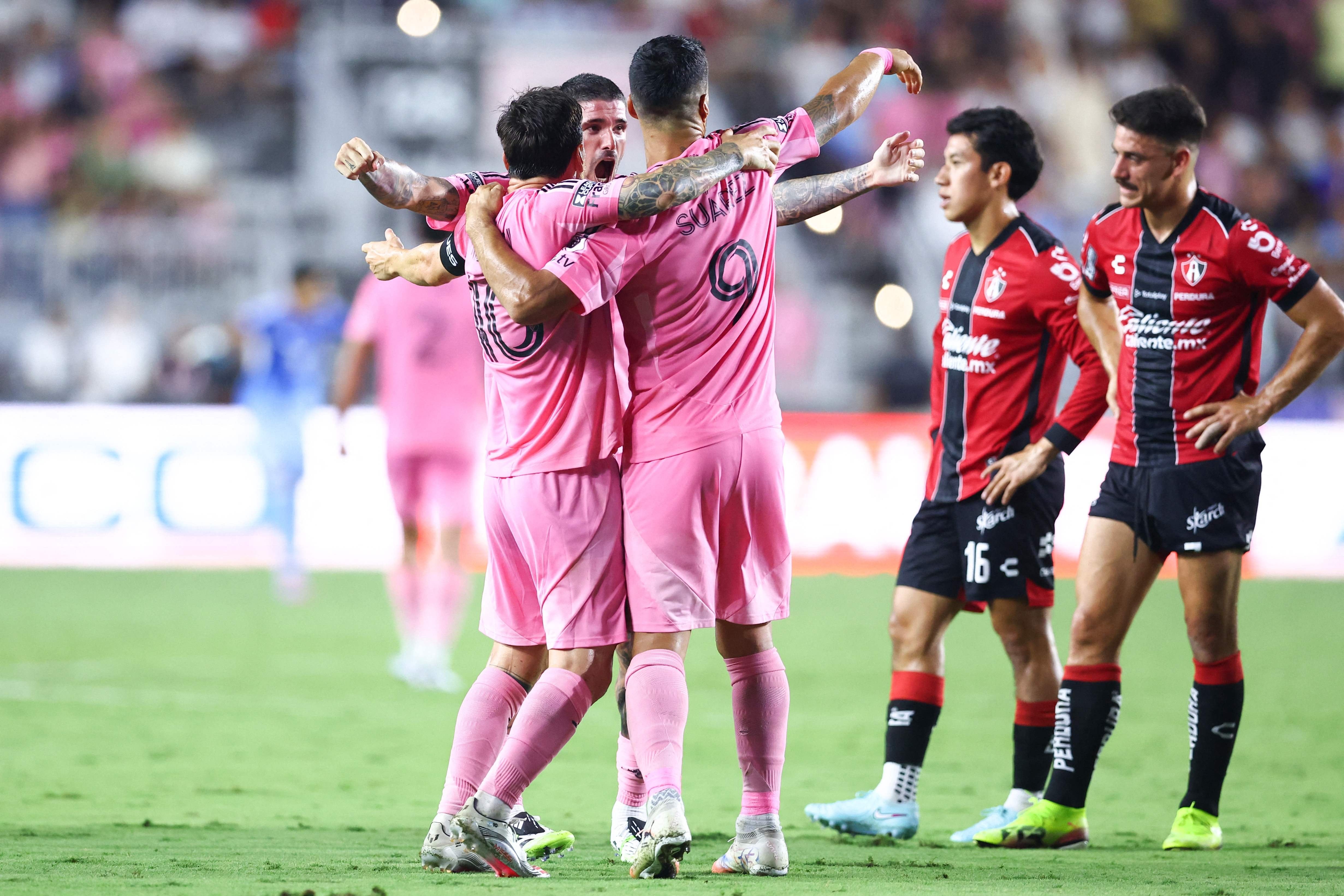 Rodrigo De Paul, Lionel Messi y Luis Suárez festejan la victoria de Inter Miami ante la desazón de Alonso Ramírez y Matías Coccaro, con quien el capitán de las Garzas tuvo un final a pura discusión