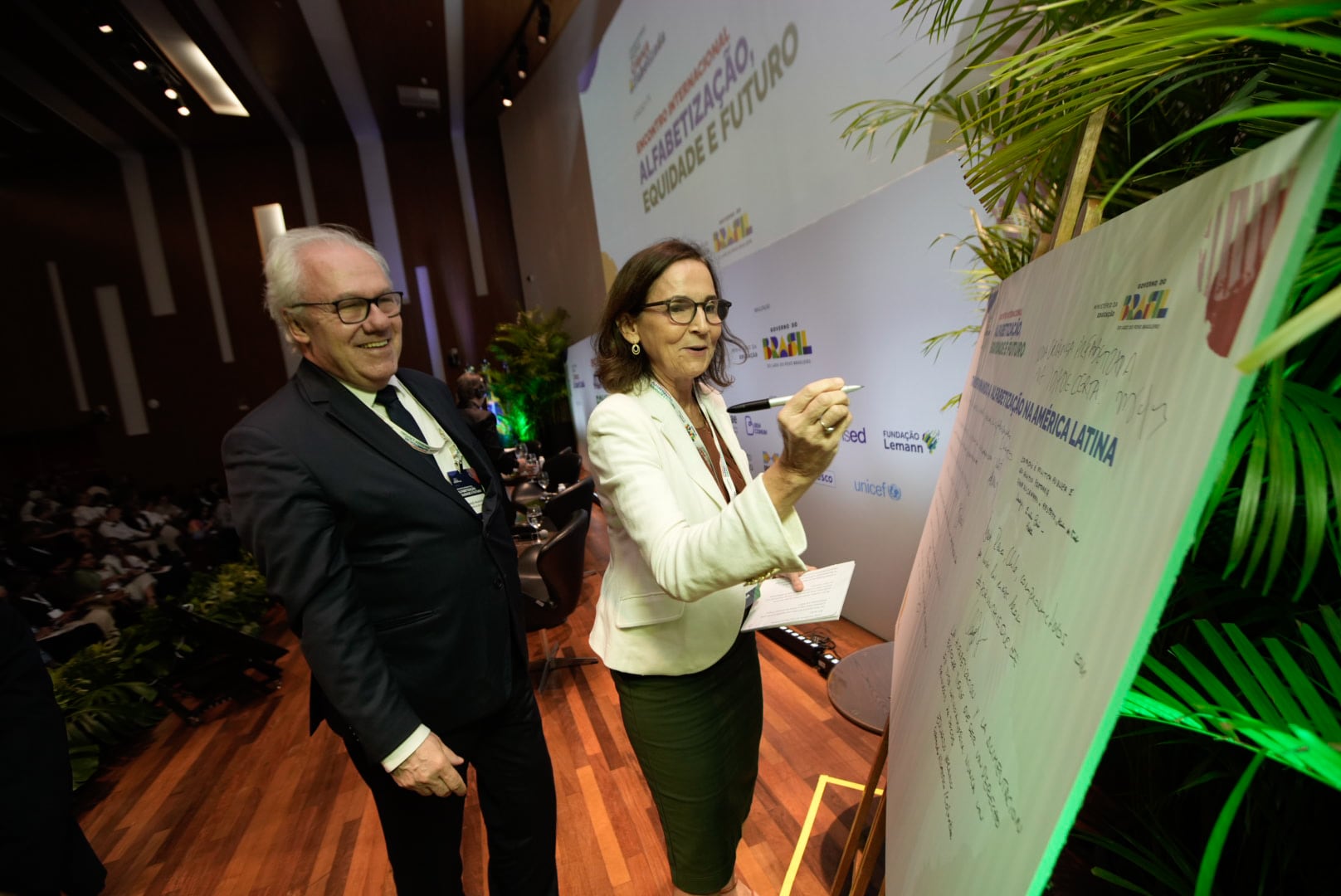 Cela moderó uno de los paneles en el Encuentro por la Alfabetización organizado por el ministerio y el Instituto Natura