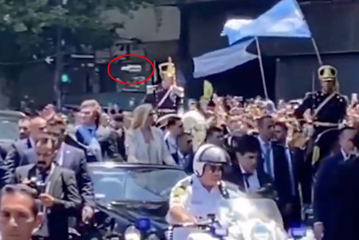 El momento en que le tiraron un botellazo a Javier Milei