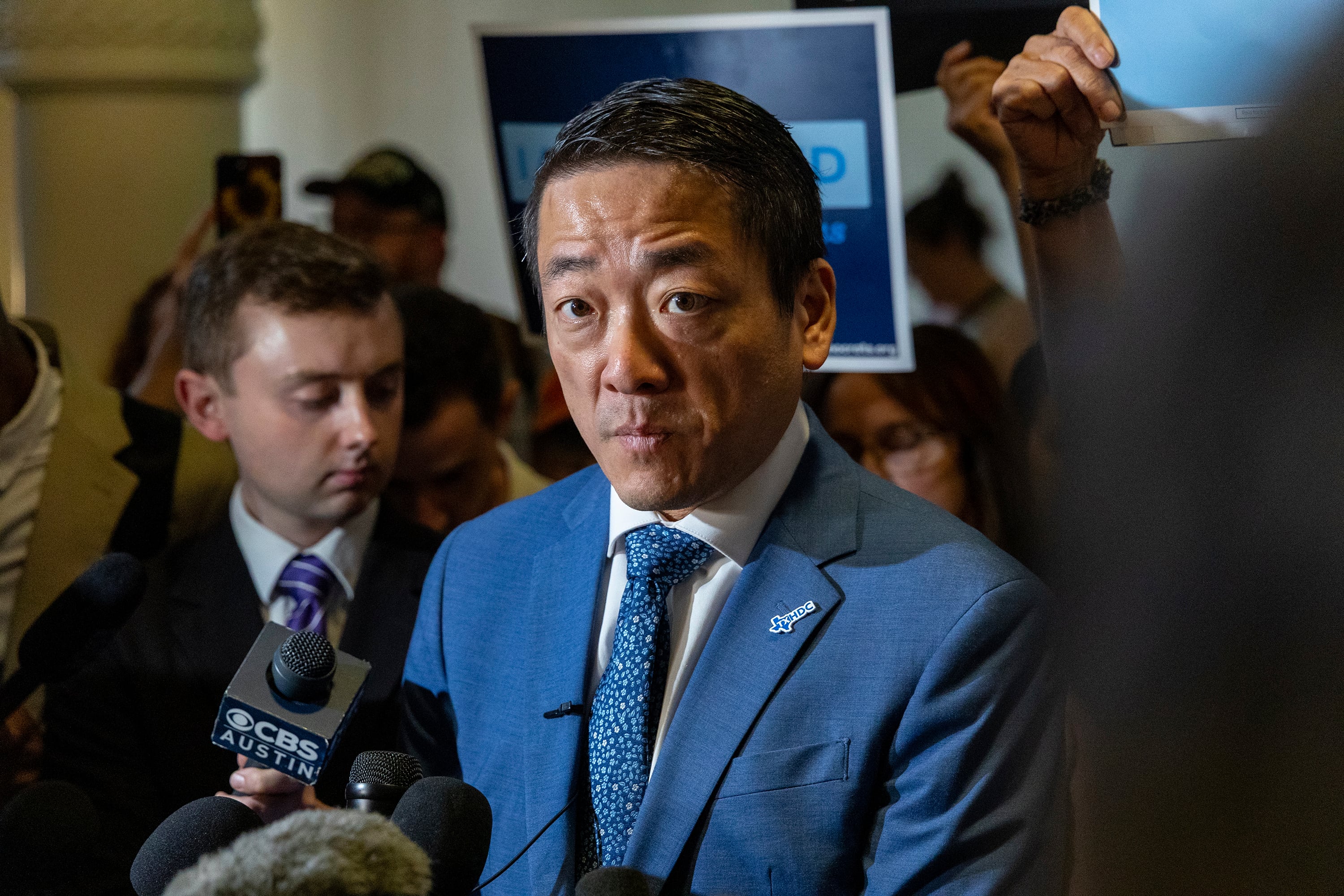 Abbott y Paxton pidieron remover al representante Gene Wu y a otros legisladores tras alegar que sus acciones constituían un abandono o pérdida de sus cargos