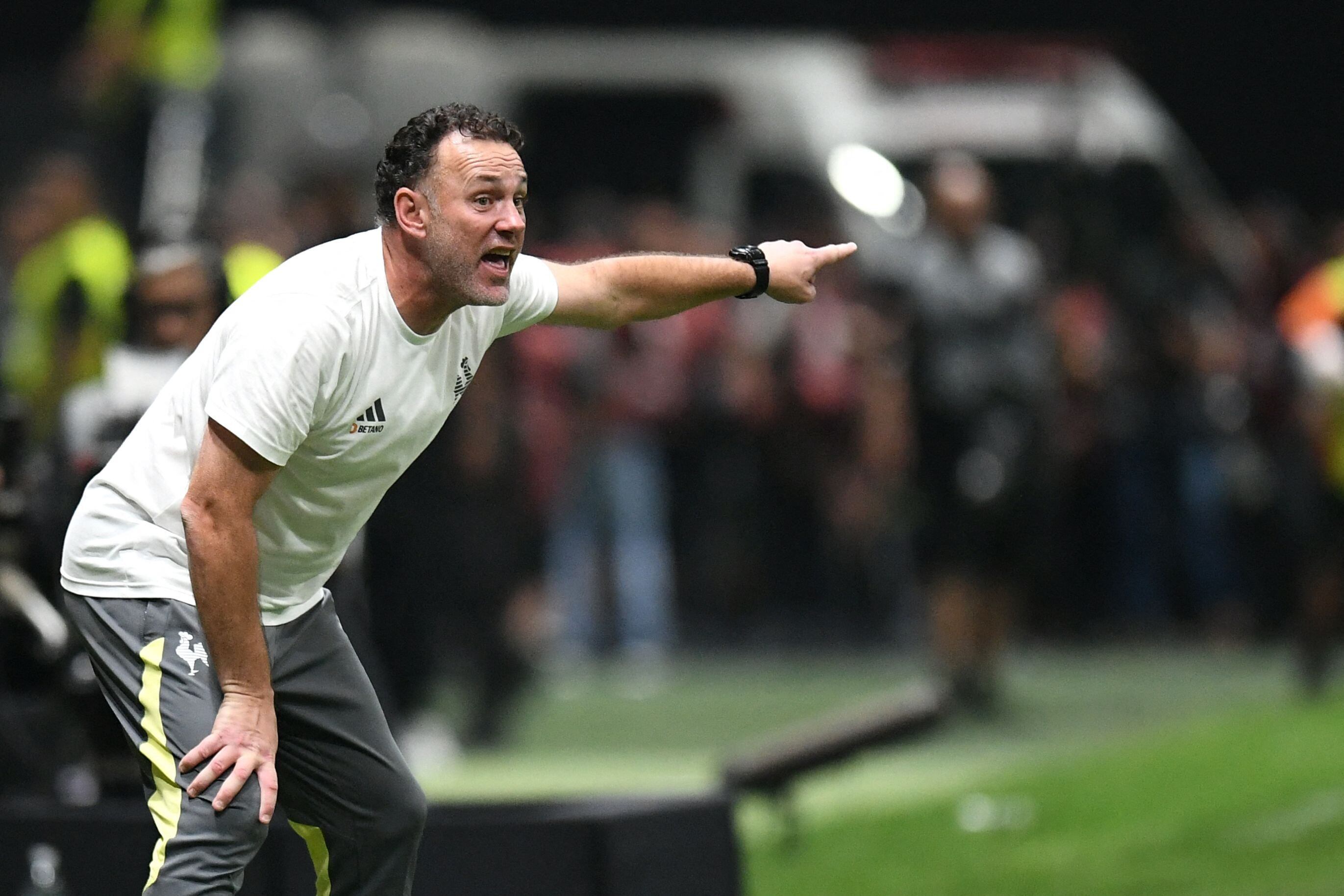Atletico Mineiro's Argentine head coach Gabriel Milito gives instructions to his players during the Copa Libertadores semi-final first leg football match between Brazil's Atletico Mineiro and Argentina's River Plate at the Arena MRV in Belo Horizonte, Brazil, on October 22, 2024. (Photo by GLEDSTON TAVARES / AFP)