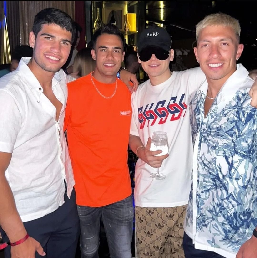 Carlitos Alcaraz, Sergio Reguilón, Bizarrap y Lisandro Martínez disfrutando de la noche en Ibiza