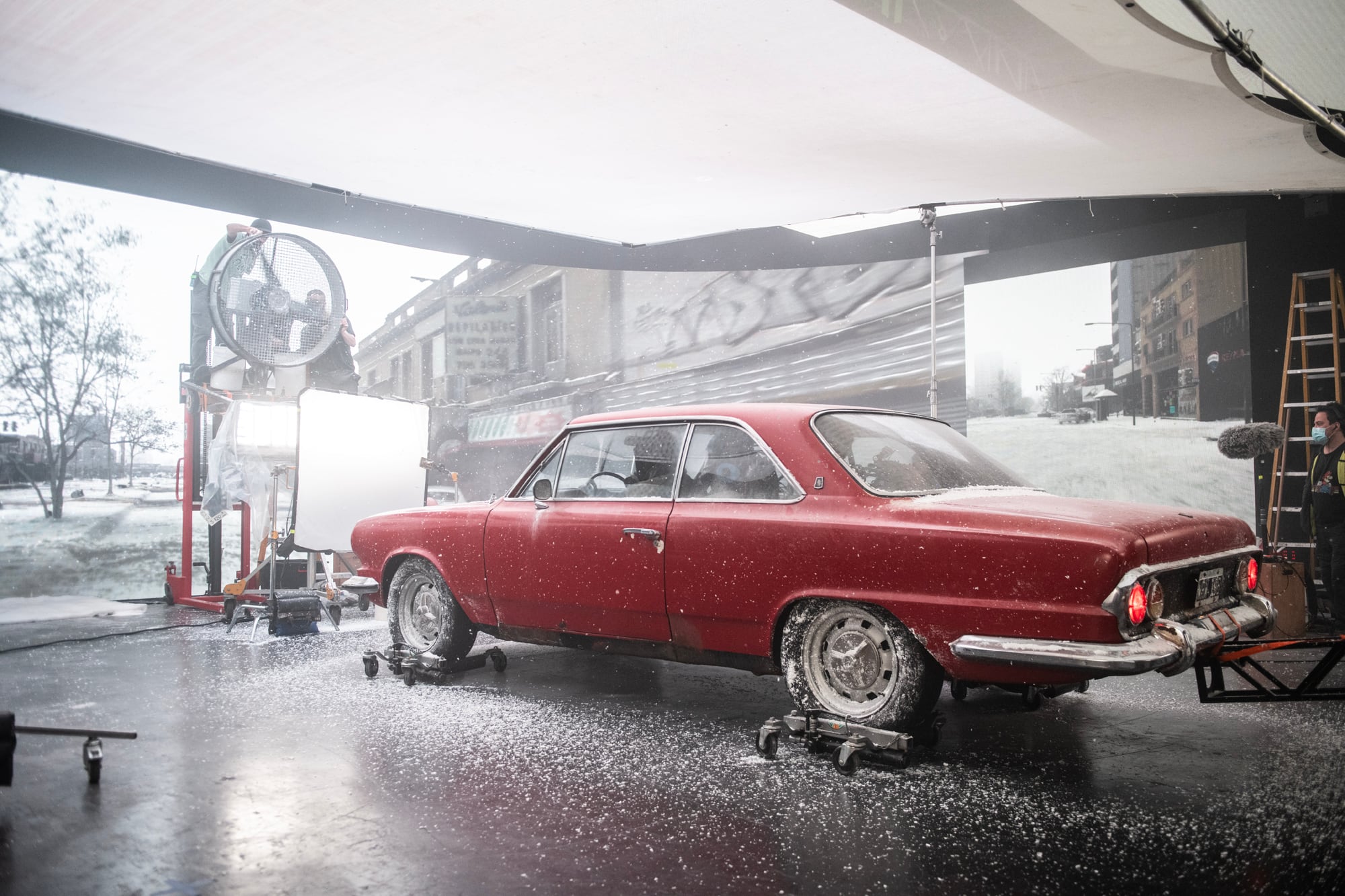 El detrás de escena de El Eternauta, que combina decorados generados por computadora y proyectados en telones de fondo con nieve falsa, tomas en estudio y en las calles de Vicente López