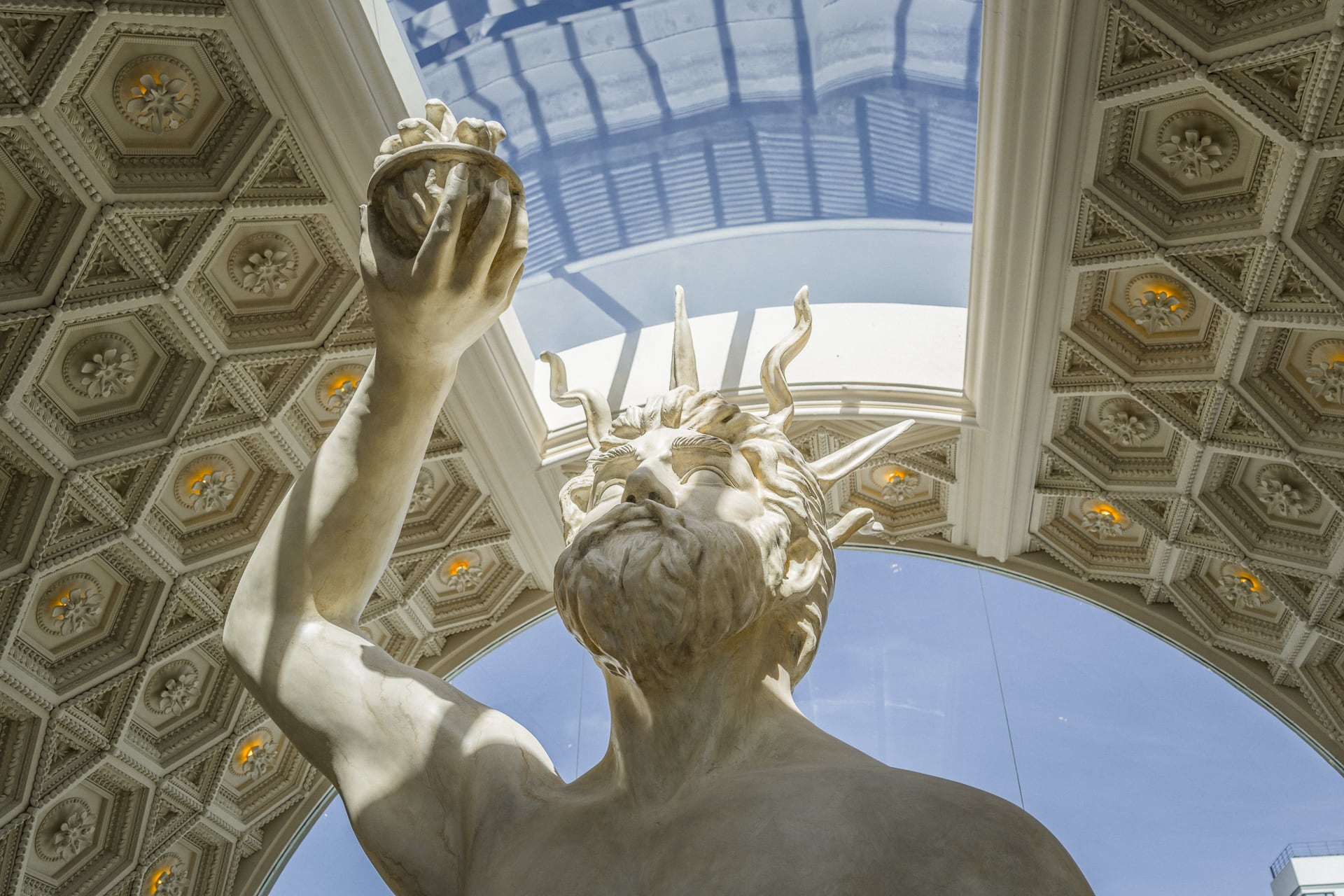 Una cúpula y una semicúpula reciben a los clientes con detalles florales (Fuente: Gentileza - Figlio)