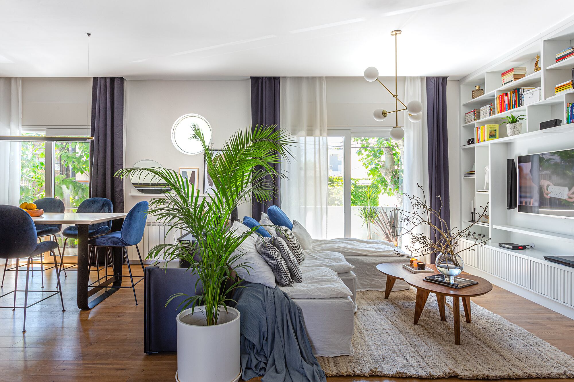 Sillón con nueva funda de tussor y almohadones (Rob Ortiz), mesas de paraíso ‘Milano’ (Poltron Home Design) con libros (Le Book Marque), alfombra tejida a mano en telar (Awanay).