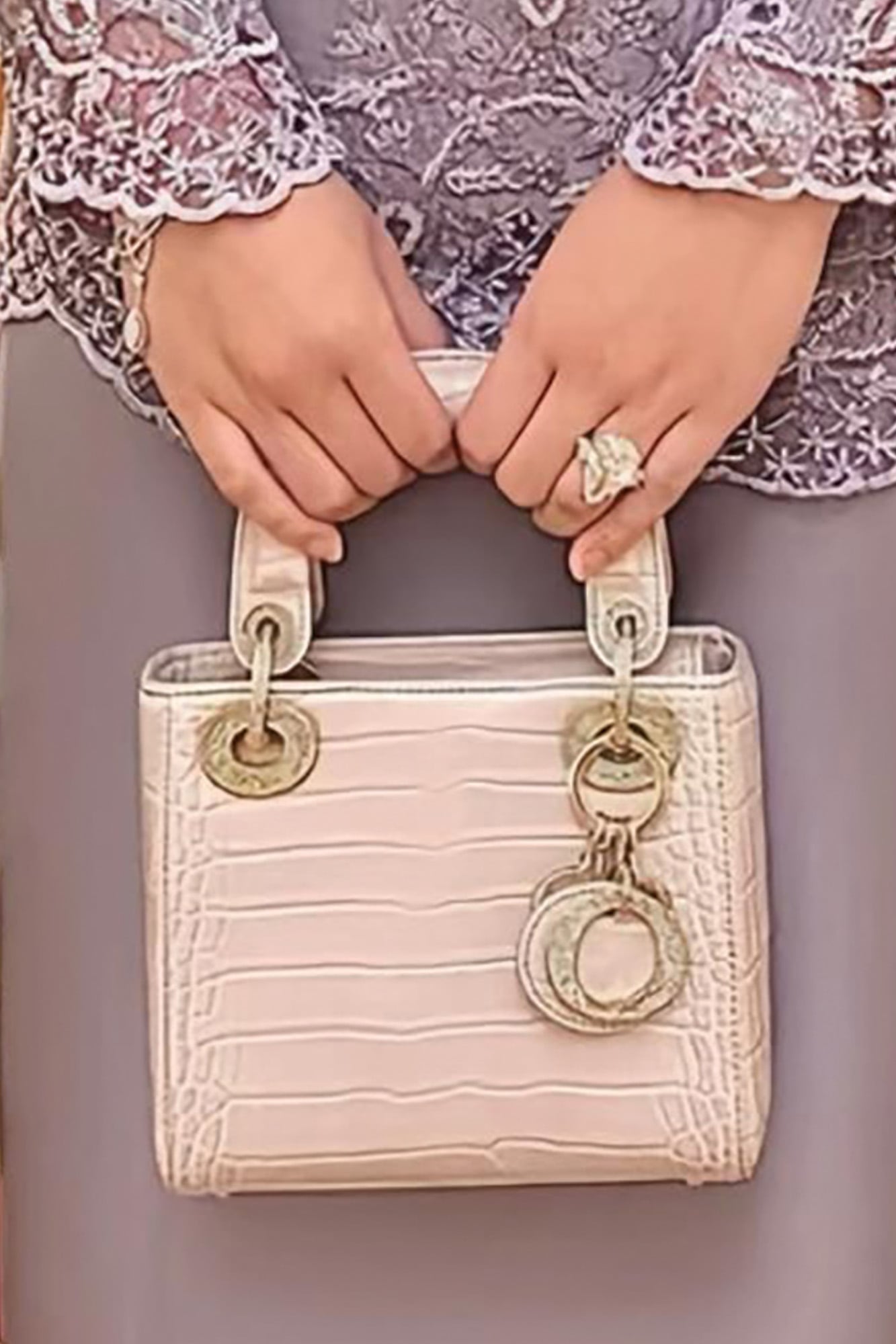 El icónico modelo Lady Dior, en cuero de cocodrilo, que Ameerah adora y era el favorito de Lady Di